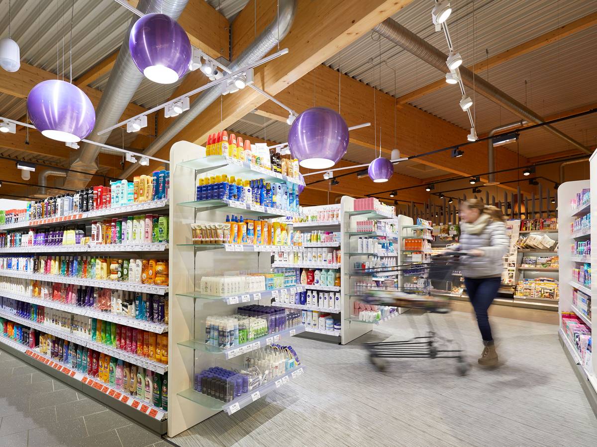 Regale im Kosmetikbereich des Supermarktes Edeka am 30. Juli 2019.