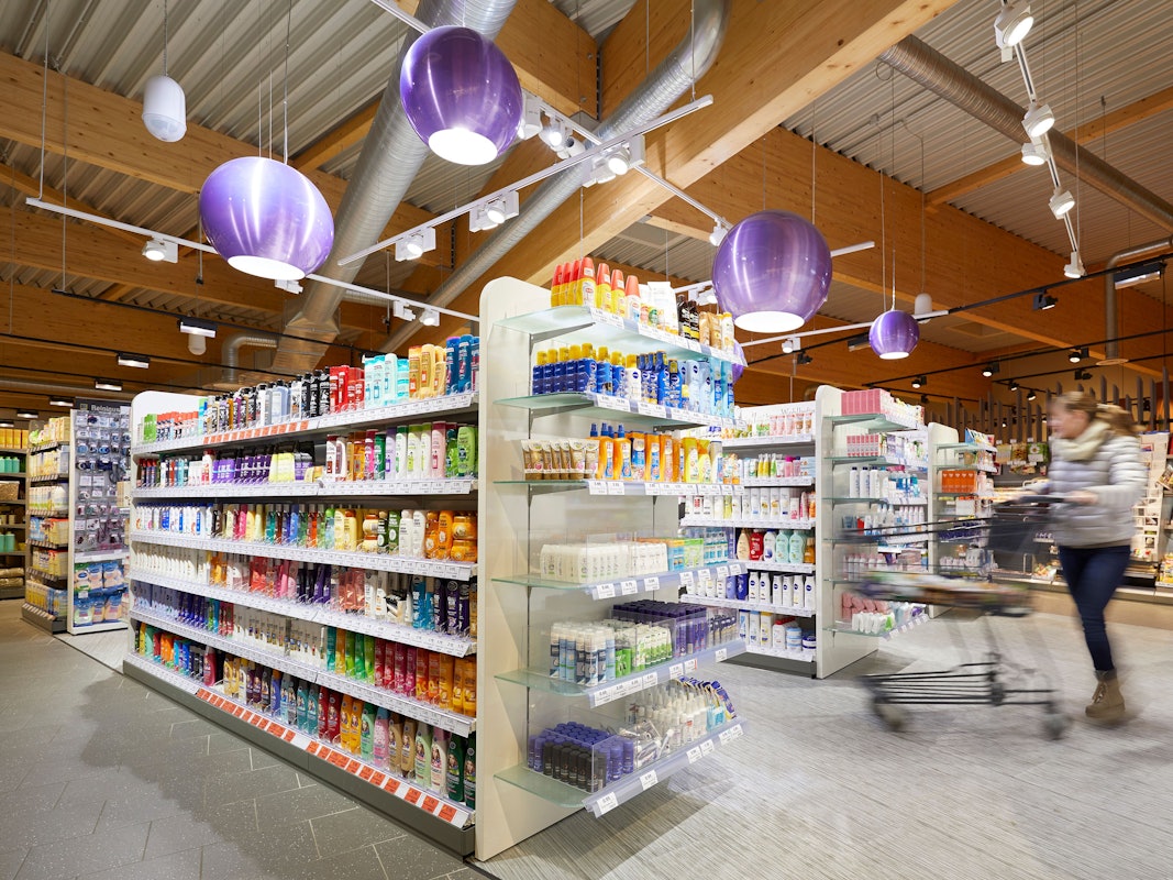 Regale im Kosmetikbereich des Supermarktes Edeka am 30. Juli 2019.