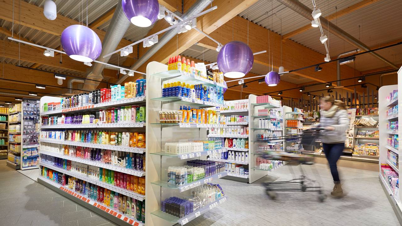 Regale im Kosmetikbereich des Supermarktes Edeka am 30. Juli 2019.