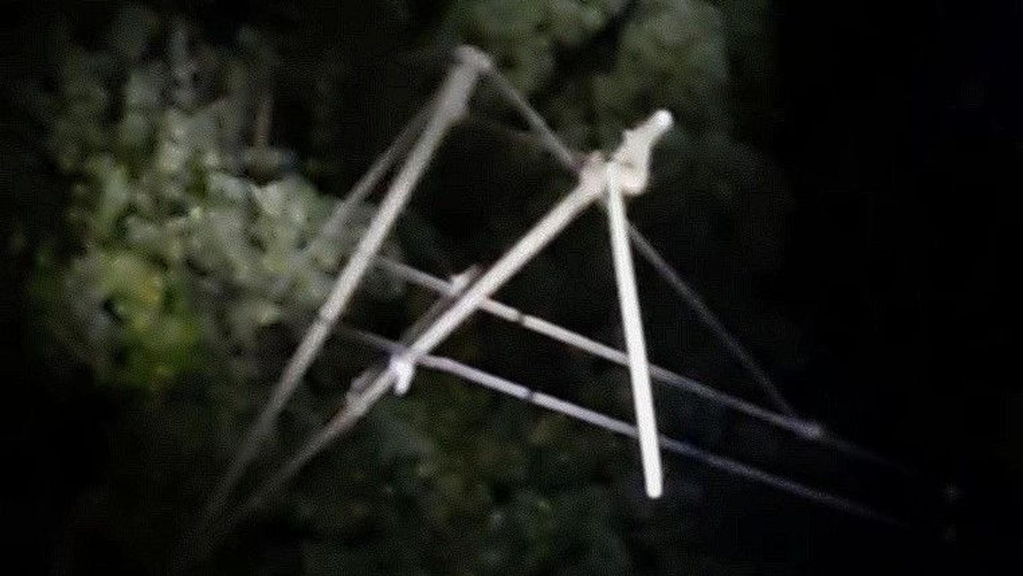 Beschädigte Oberleitung auf einer Bahnstrecke bei Geilenkirchen.