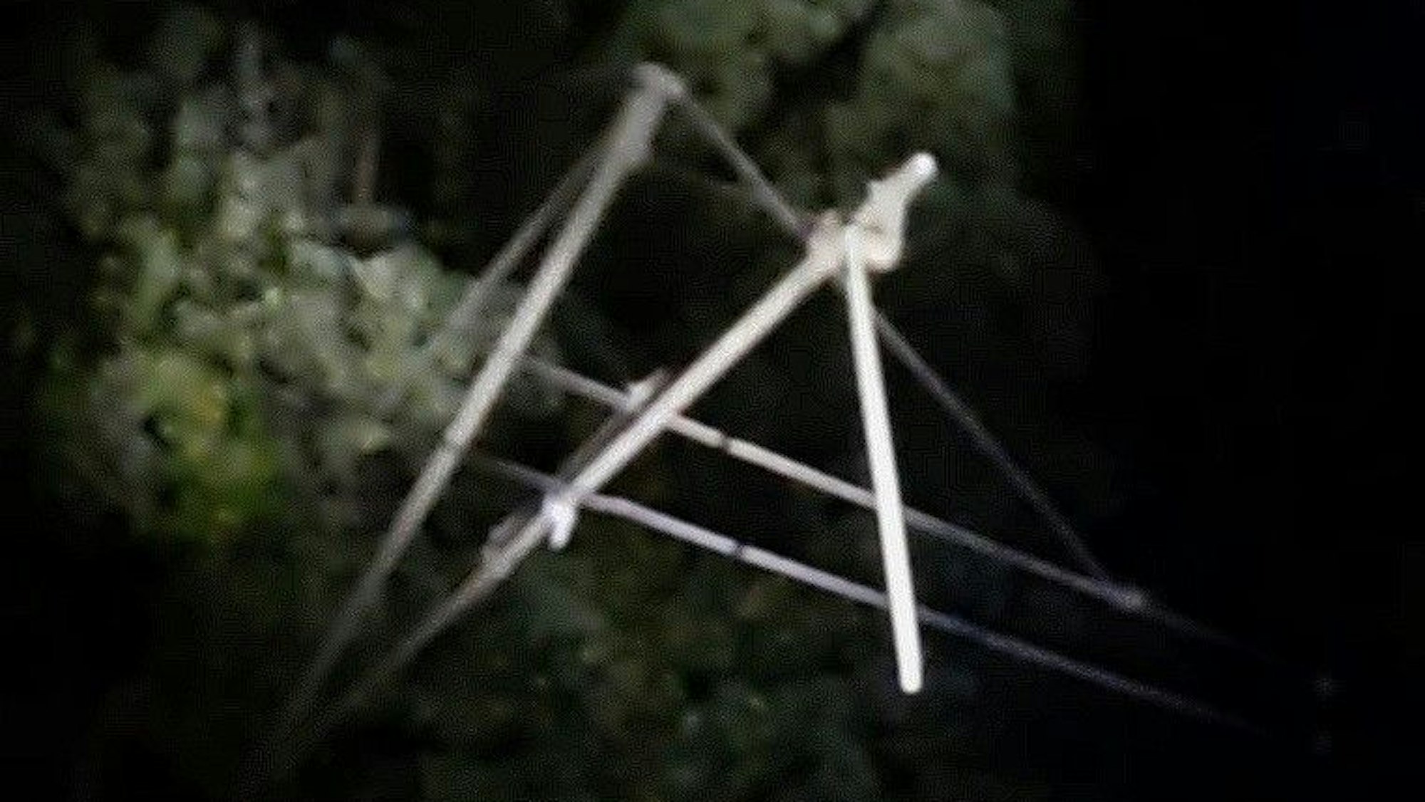 BeschÀdigte Oberleitung auf einer Bahnstrecke bei Geilenkirchen.