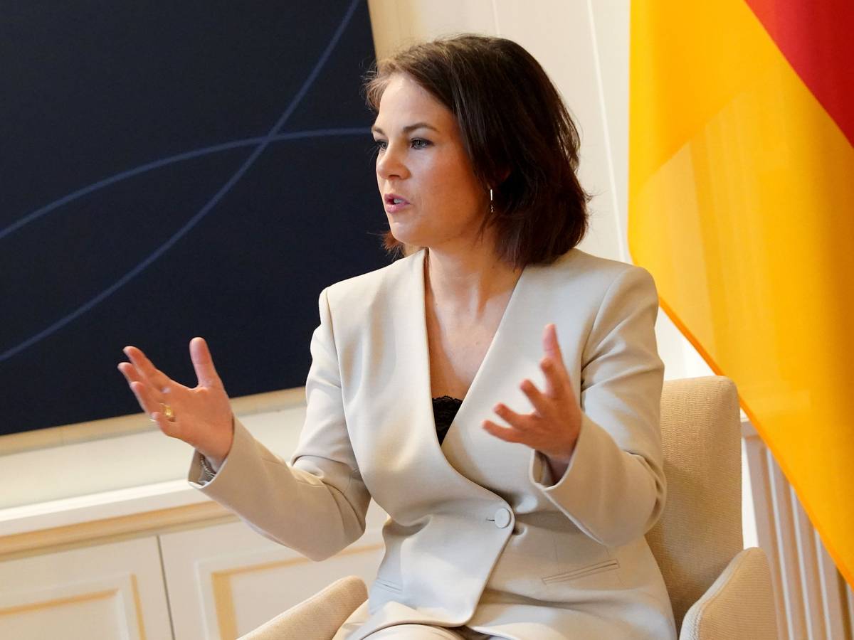 Bundesaußenministerin Annalena Baerbock spricht bei dem Gipfeltreffen am 13. Mai 2022.