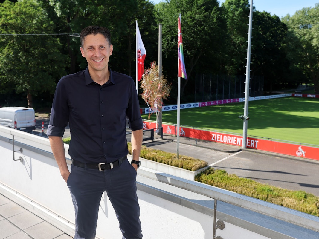 Christian Keller steht am Geißbockheim.