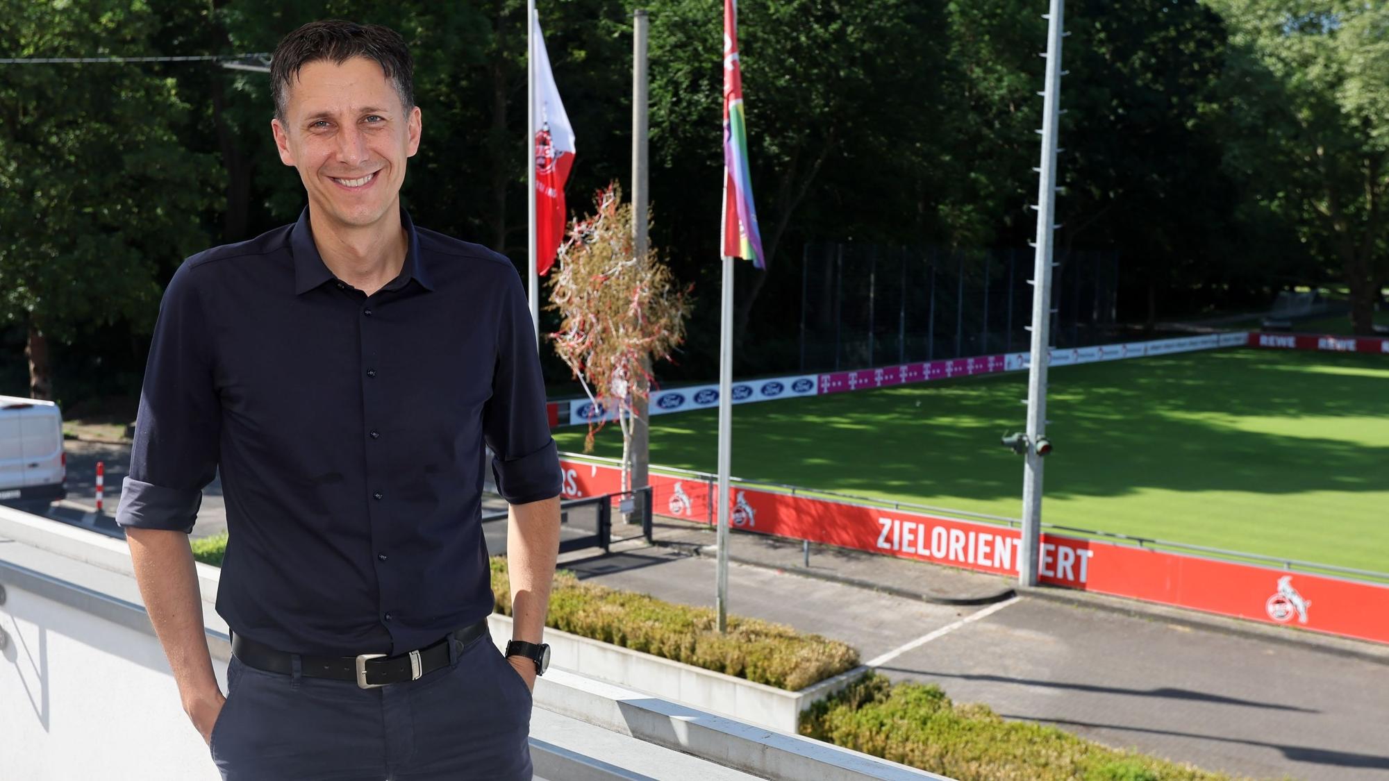 Christian Keller steht am Geißbockheim.