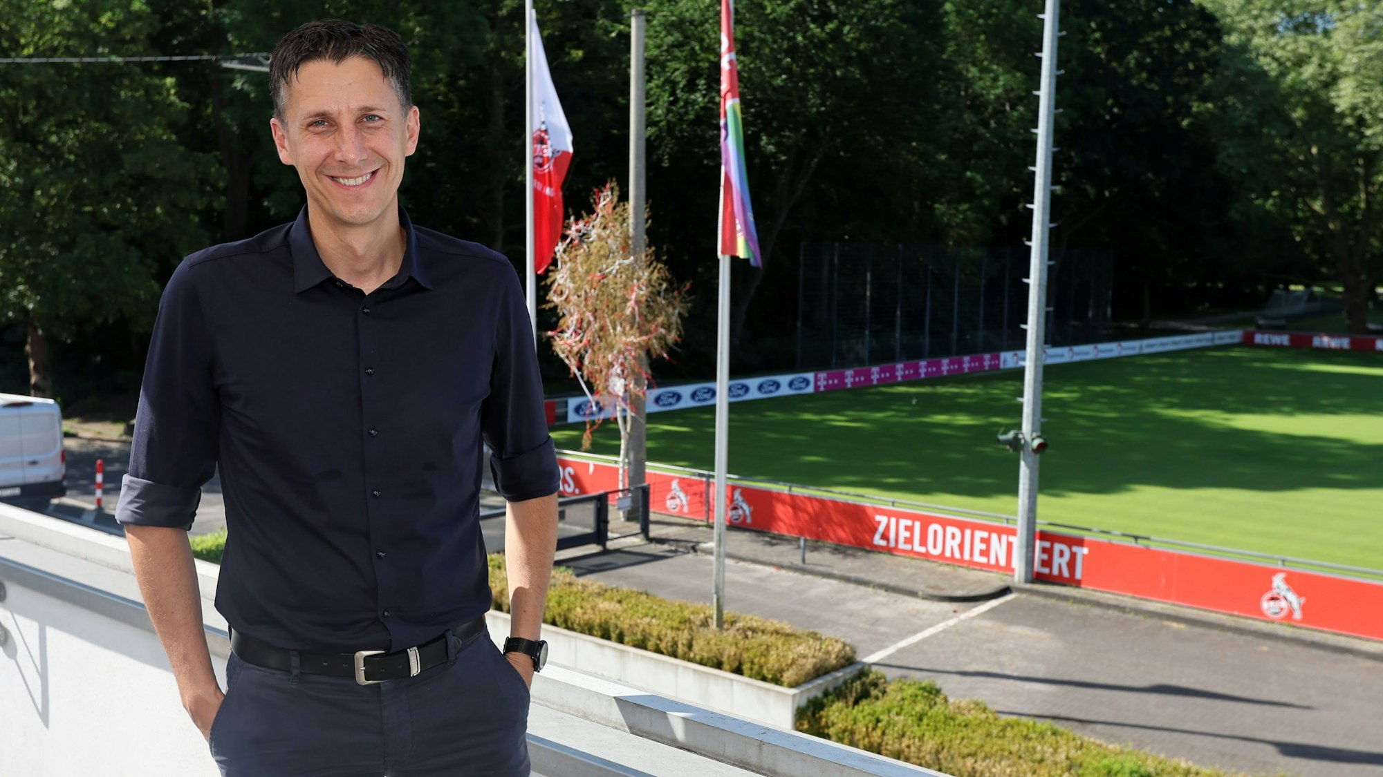 Christian Keller steht am Geißbockheim.