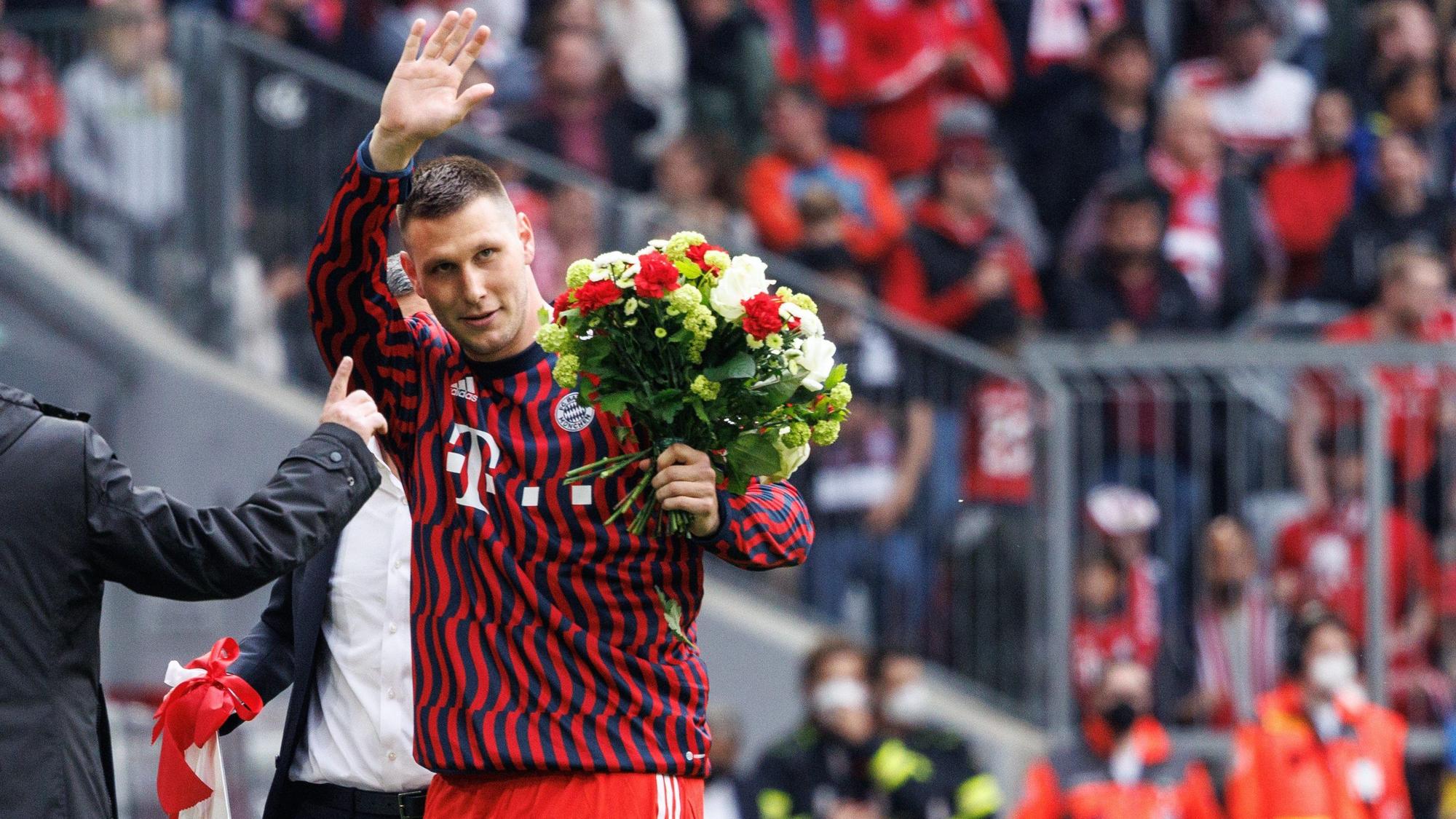BVB-Neuzugang Niklas Süle winkt bei seiner Verabschiedung vom FC Bayern.