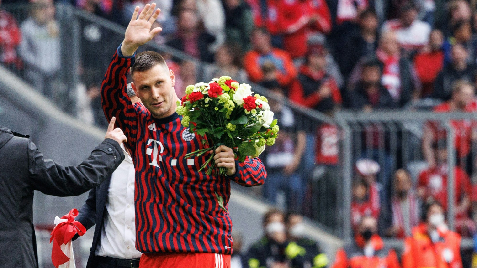 BVB-Neuzugang Niklas Süle winkt bei seiner Verabschiedung vom FC Bayern.