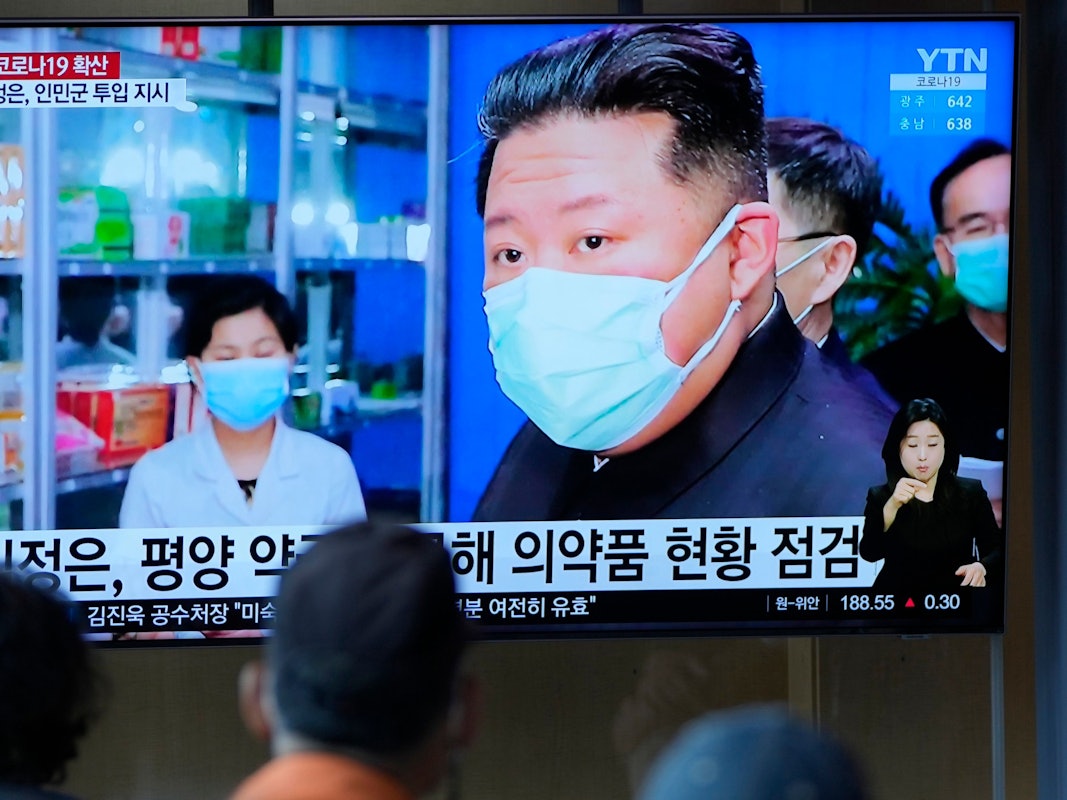 Nordkoreas Diktator Kim Jong-un ist am 16. Mai im Staatsfernsehen zu sehen: Millionen Menschen sind in dem Land bereits an Covid-19 erkrankt. Expertinnen und Experten befürchten eine Katastrophe.
