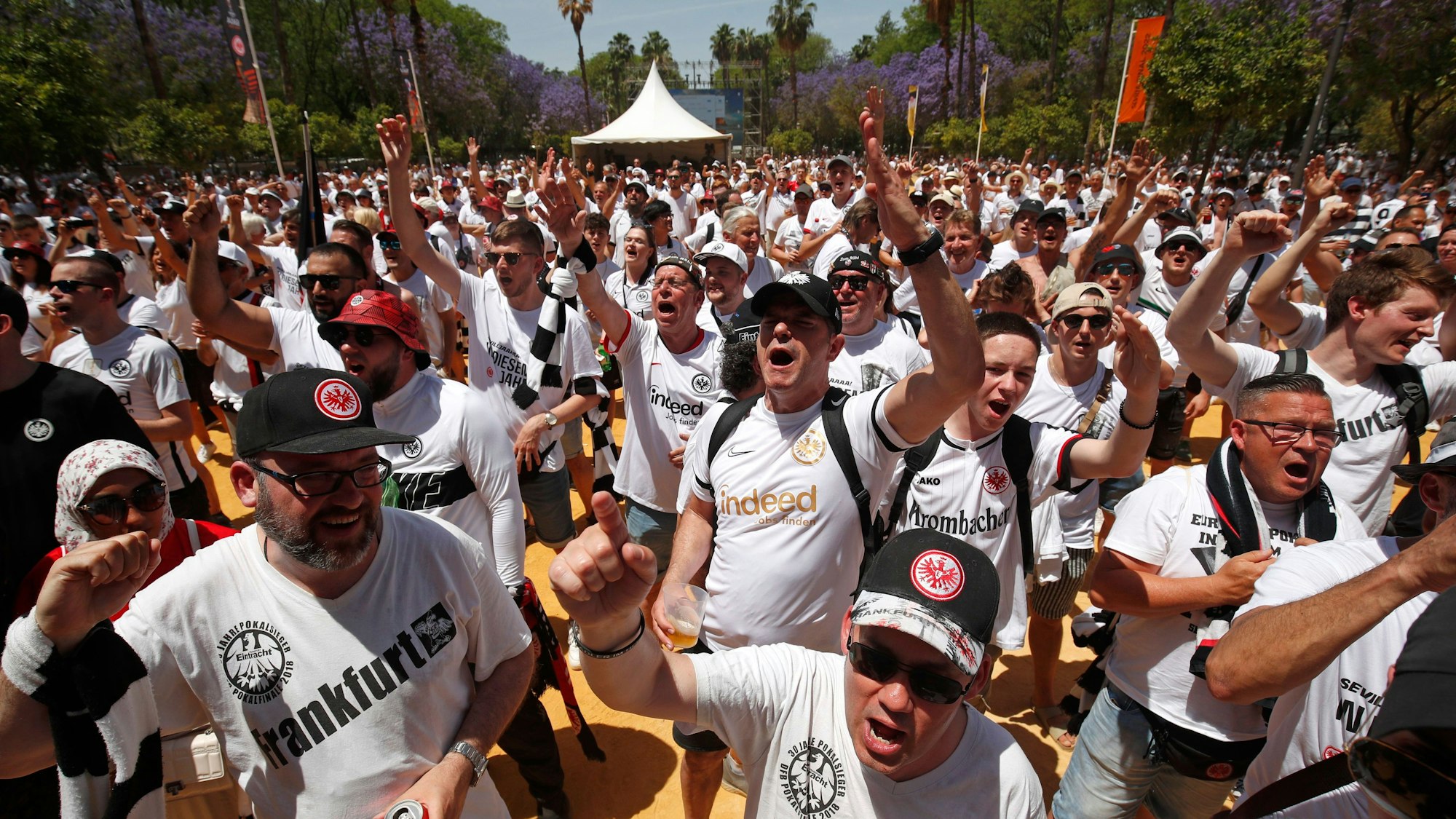 Die Fans von Eintracht Frankfurt bringen sich in Sevilla für das Endspiel der Europa League am Abend in Stimmung.