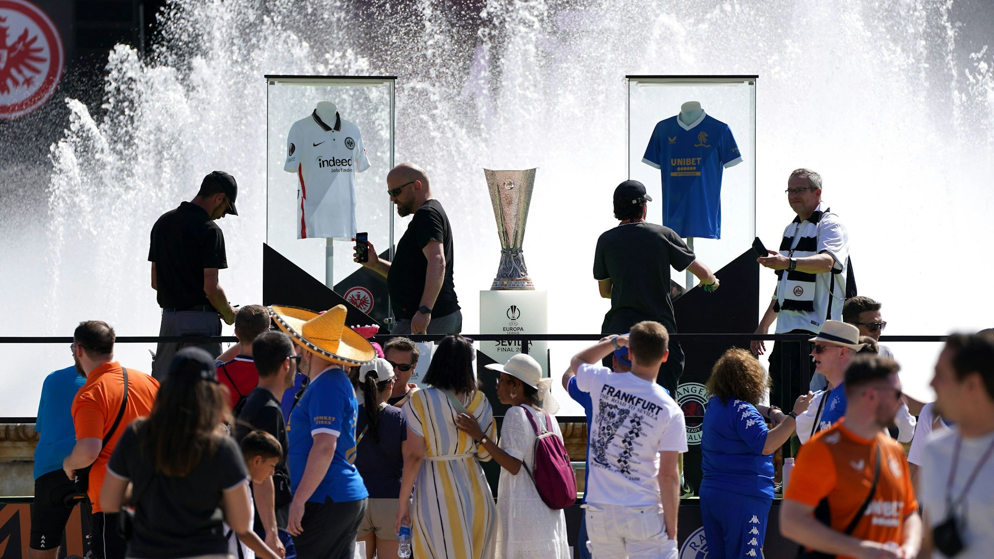 Der Pokal der Europa League neben den Trikots von Eintracht Frankfurt und den Glasgow Rangers an der Plaza de España in Sevilla.