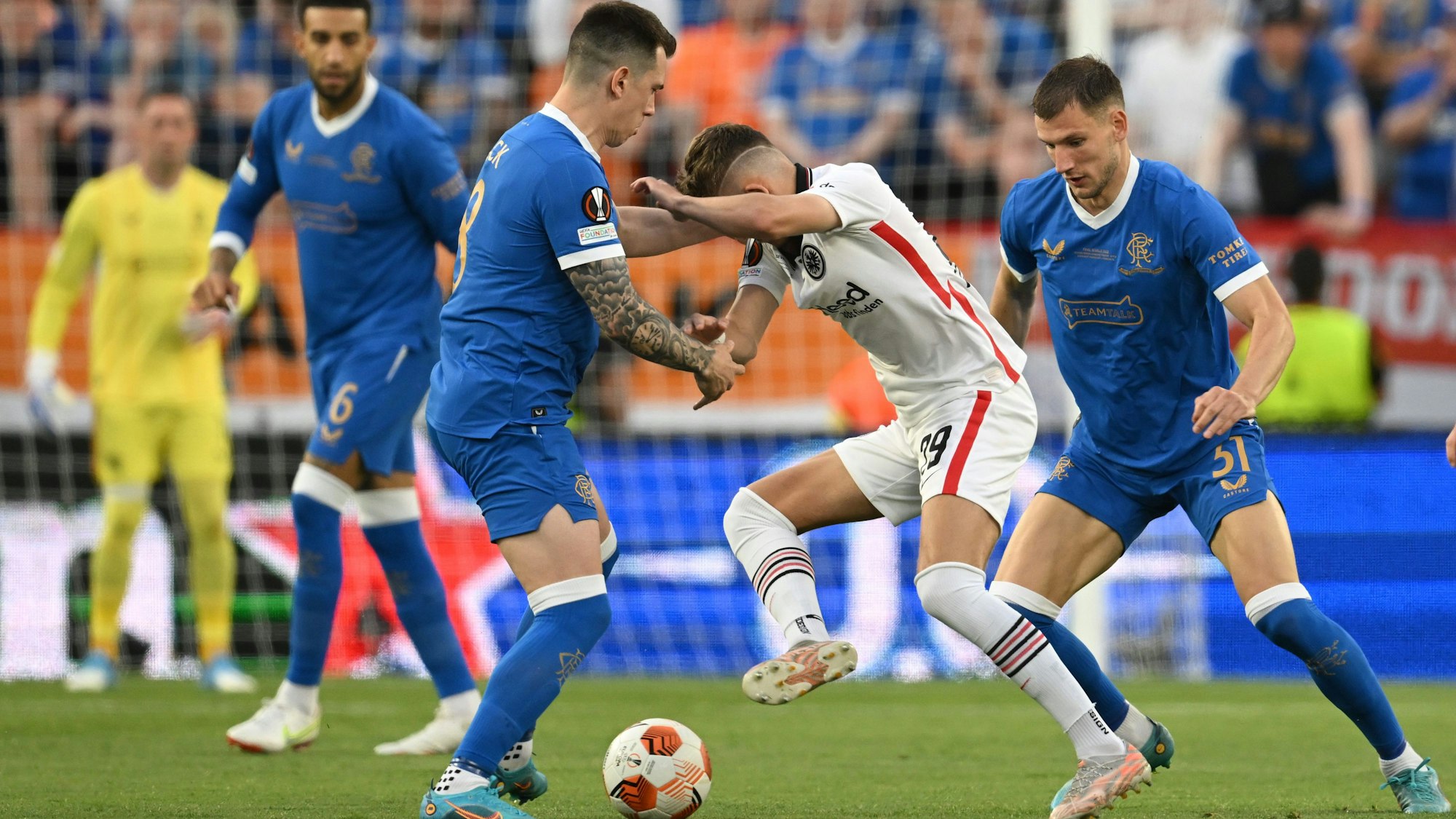 Jesper Lindström im Finale der Europa League zwischen Eintracht Frankfurt und den Glasgow Rangers im Duell mit zwei Gegenspielern.