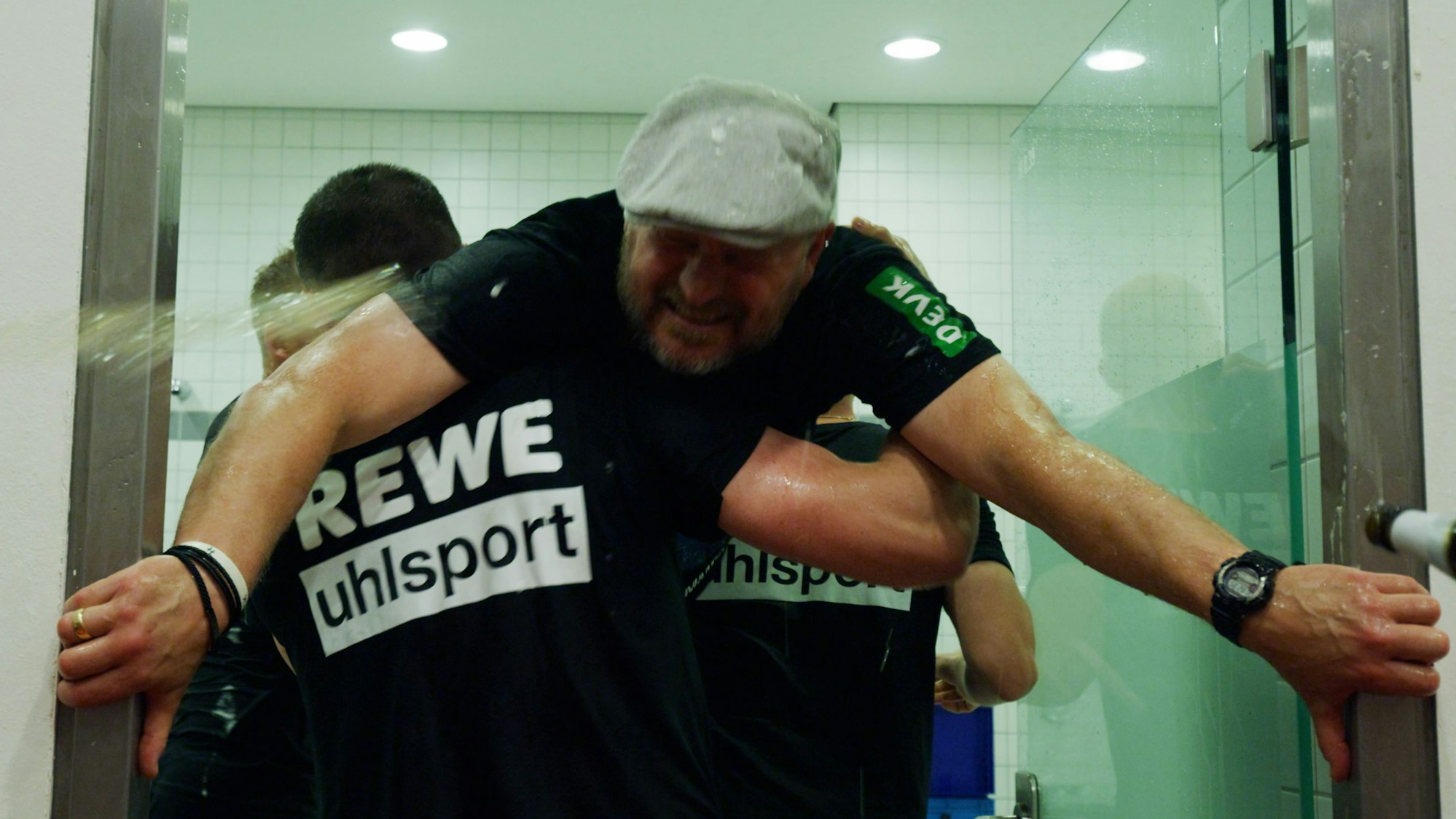 Steffen Baumgart wird ins Wasser geworfen.