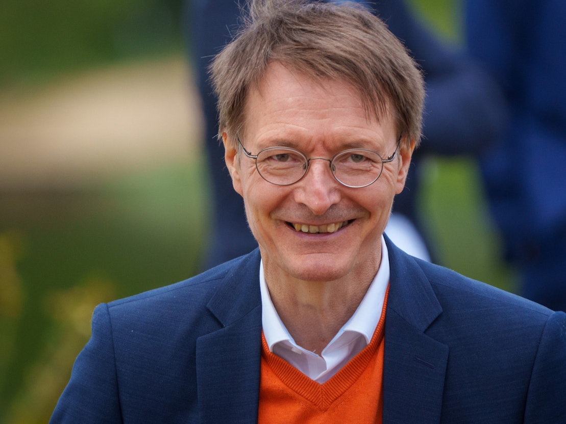 Karl Lauterbach (SPD), Bundesminister für Gesundheit, hat nun die Briten gelobt. Dabei geht es um das Thema Long Covid. Unser Foto zeigt Lauterbach im Mai 2022 vorm Schloss Meseberg.