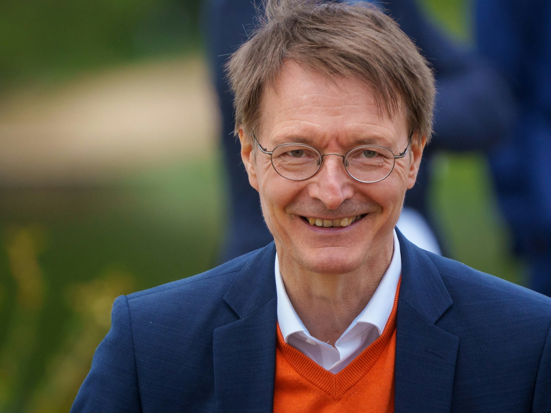 Karl Lauterbach (SPD), Bundesminister für Gesundheit, hat nun die Briten gelobt. Dabei geht es um das Thema Long Covid. Unser Foto zeigt Lauterbach im Mai 2022 vorm Schloss Meseberg.