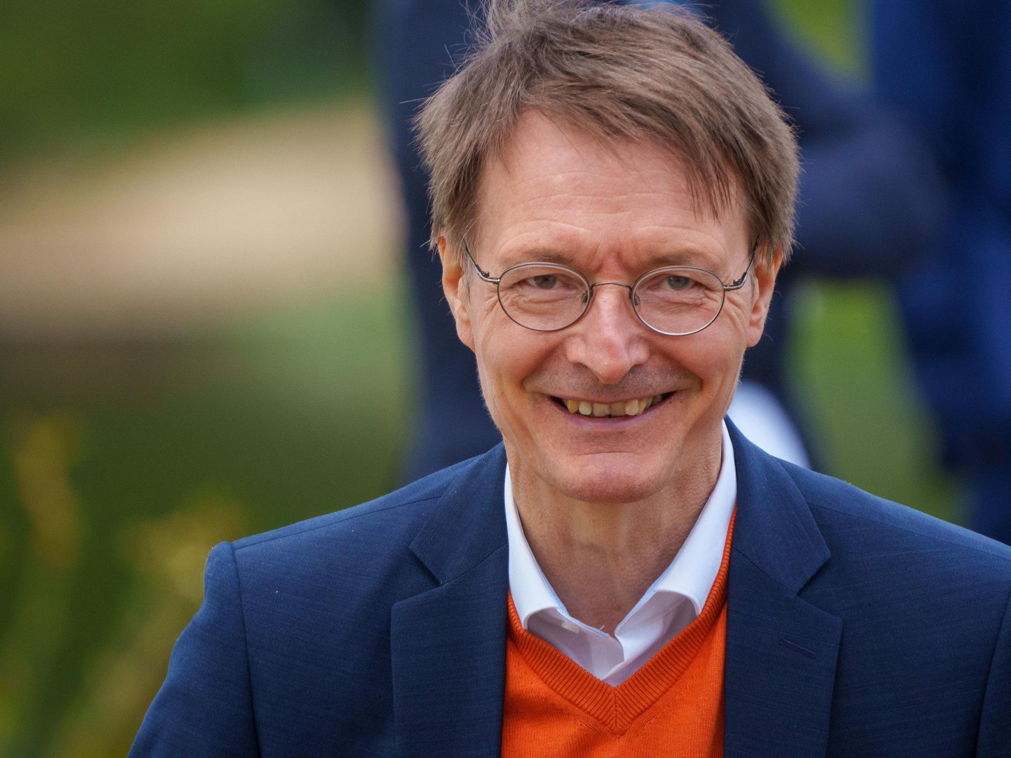 Karl Lauterbach (SPD), Bundesminister für Gesundheit, hat nun die Briten gelobt. Dabei geht es um das Thema Long Covid. Unser Foto zeigt Lauterbach im Mai 2022 vorm Schloss Meseberg.