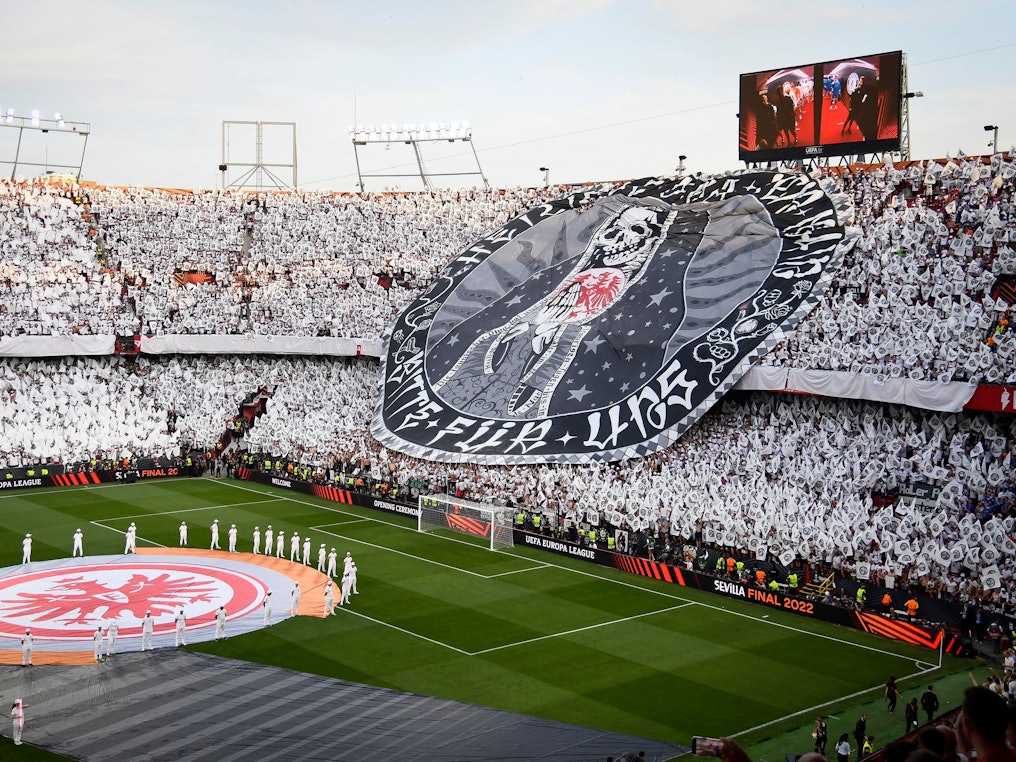 Die Choreografie von Eintracht Frankfurt sorgte vor Beginn des Endspiels der Europa League in Sevilla für Ärger.