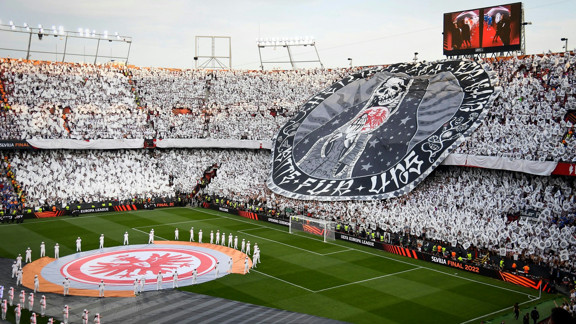 Die Choreografie von Eintracht Frankfurt sorgte vor Beginn des Endspiels der Europa League in Sevilla für Ärger.