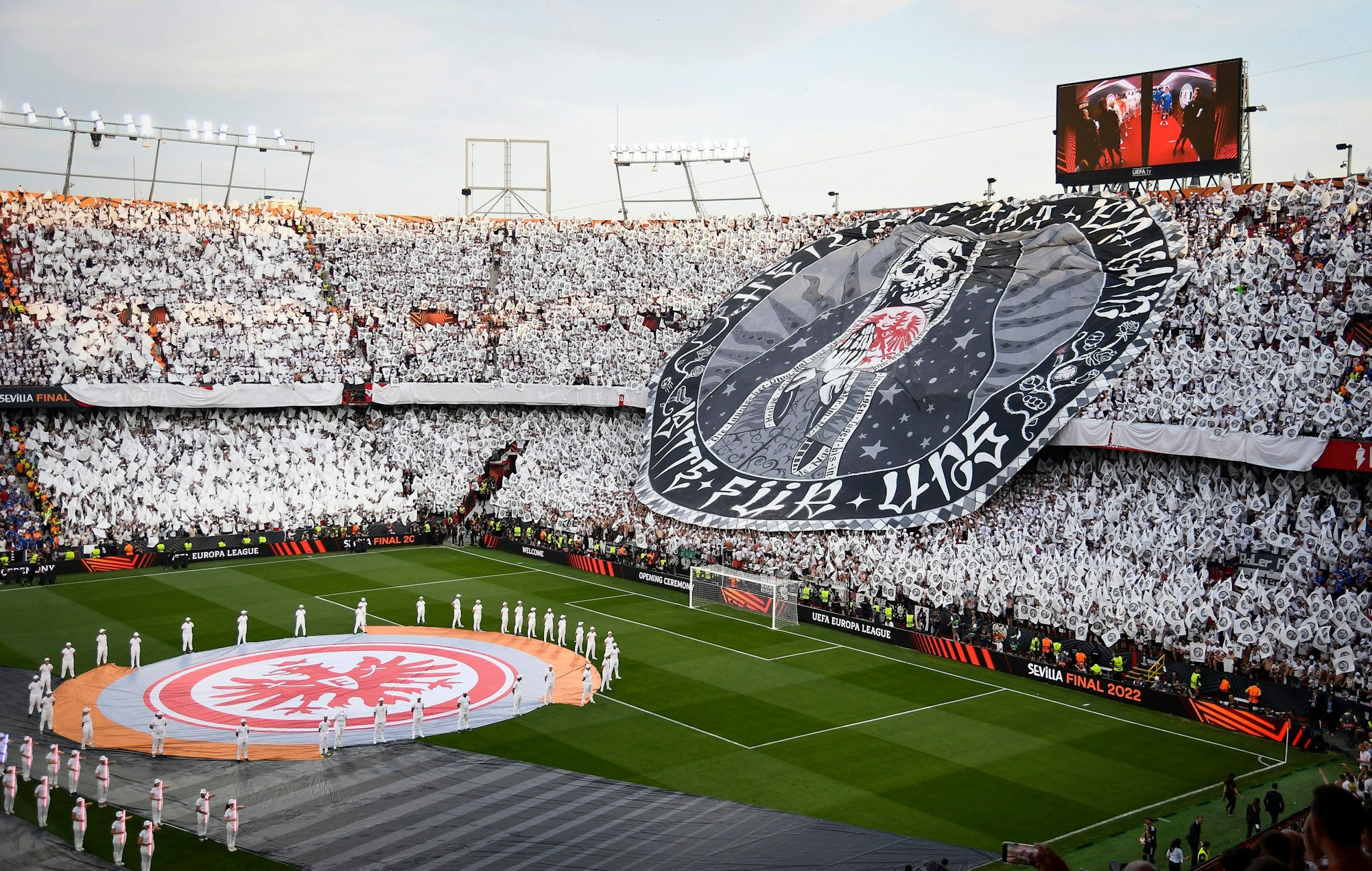 Die Choreografie von Eintracht Frankfurt vor Beginn des Endspiels der Europa League in Sevilla.