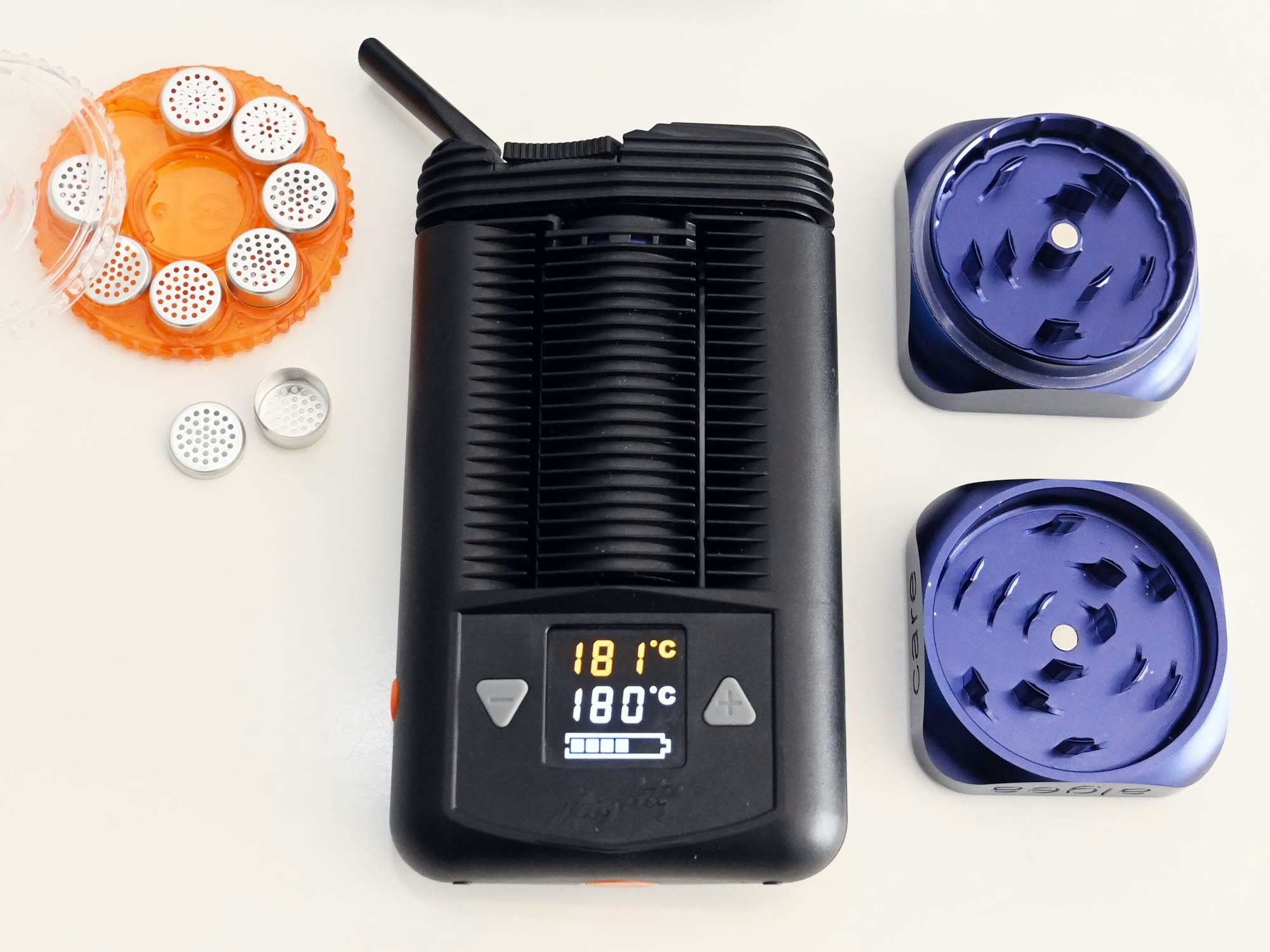 Der Verdampfer mitsamt Kapseln und Mühle.