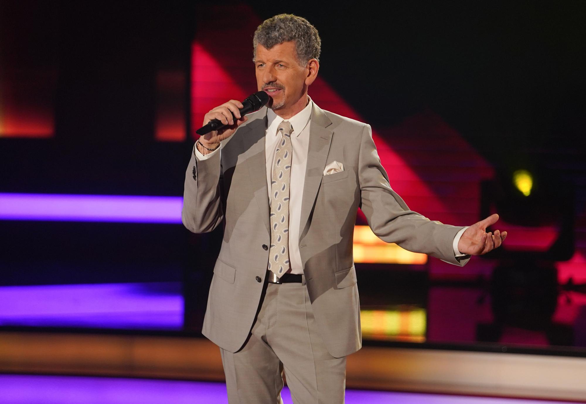 Sänger Semino Rossi steht Anfang April 2022 bei der Aufzeichnung der „Beatrice Egli Show“ auf der Bühne in Berlin.
