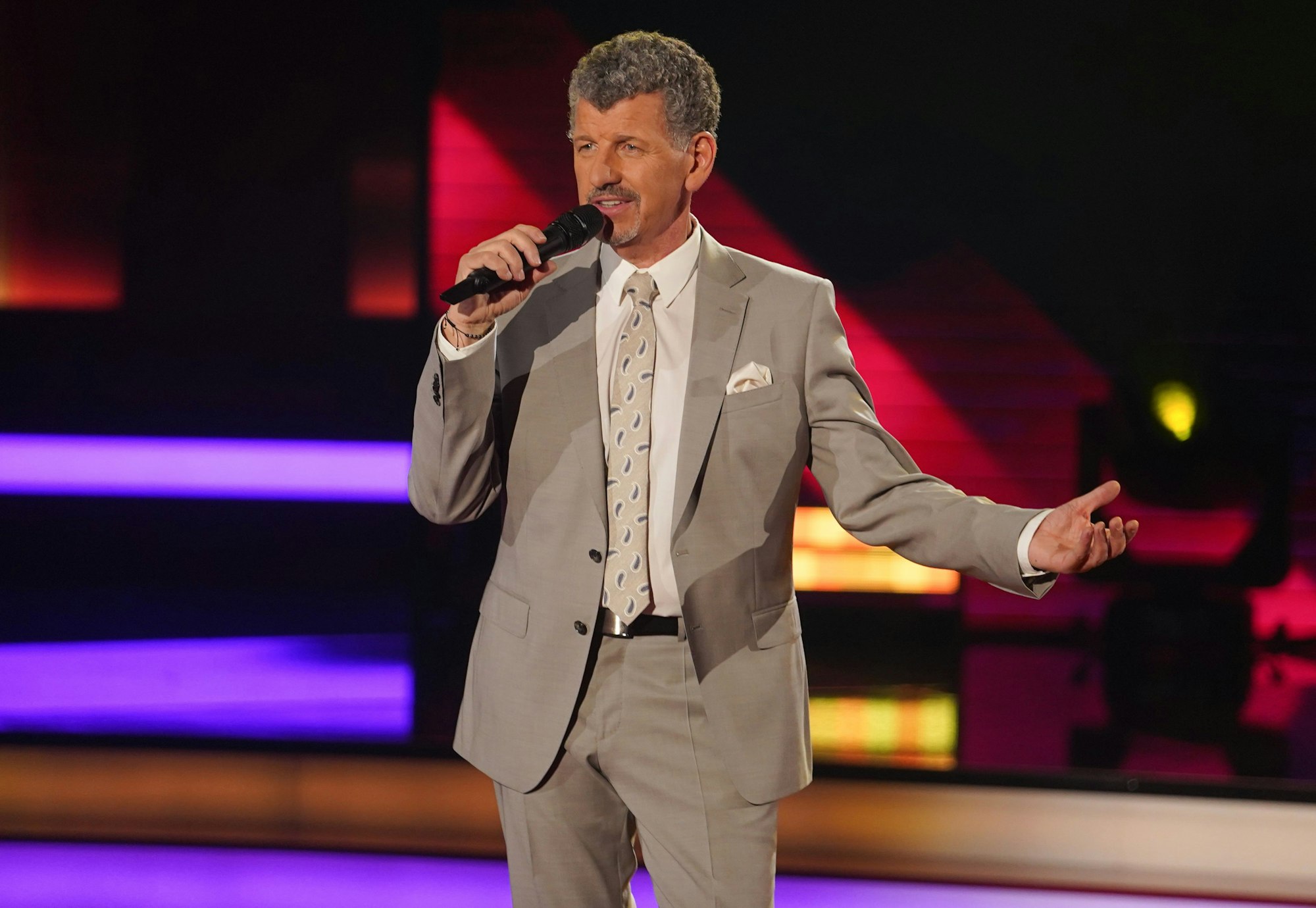 Sänger Semino Rossi steht Anfang April 2022 bei der Aufzeichnung der „Beatrice Egli Show“ auf der Bühne in Berlin.