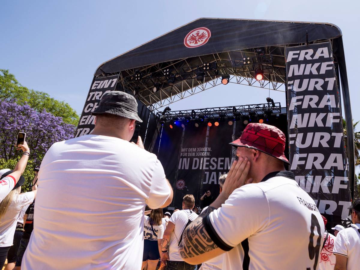Fans von Eintracht Frankfurt in der Fan-Zone des Vereins in Sevilla. In der Stadt hatte es in der Nacht zuvor erste Ausschreitungen gegeben.