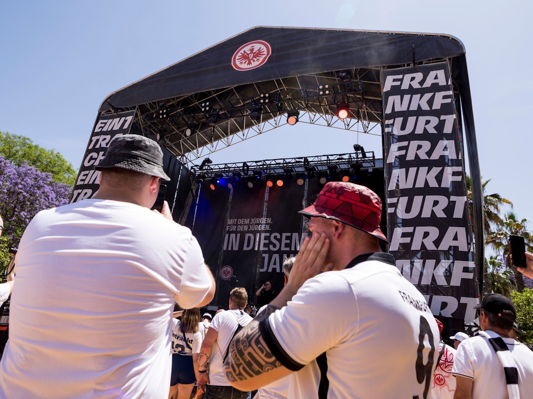 Fans von Eintracht Frankfurt in der Fan-Zone des Vereins in Sevilla. In der Stadt hatte es in der Nacht zuvor erste Ausschreitungen gegeben.