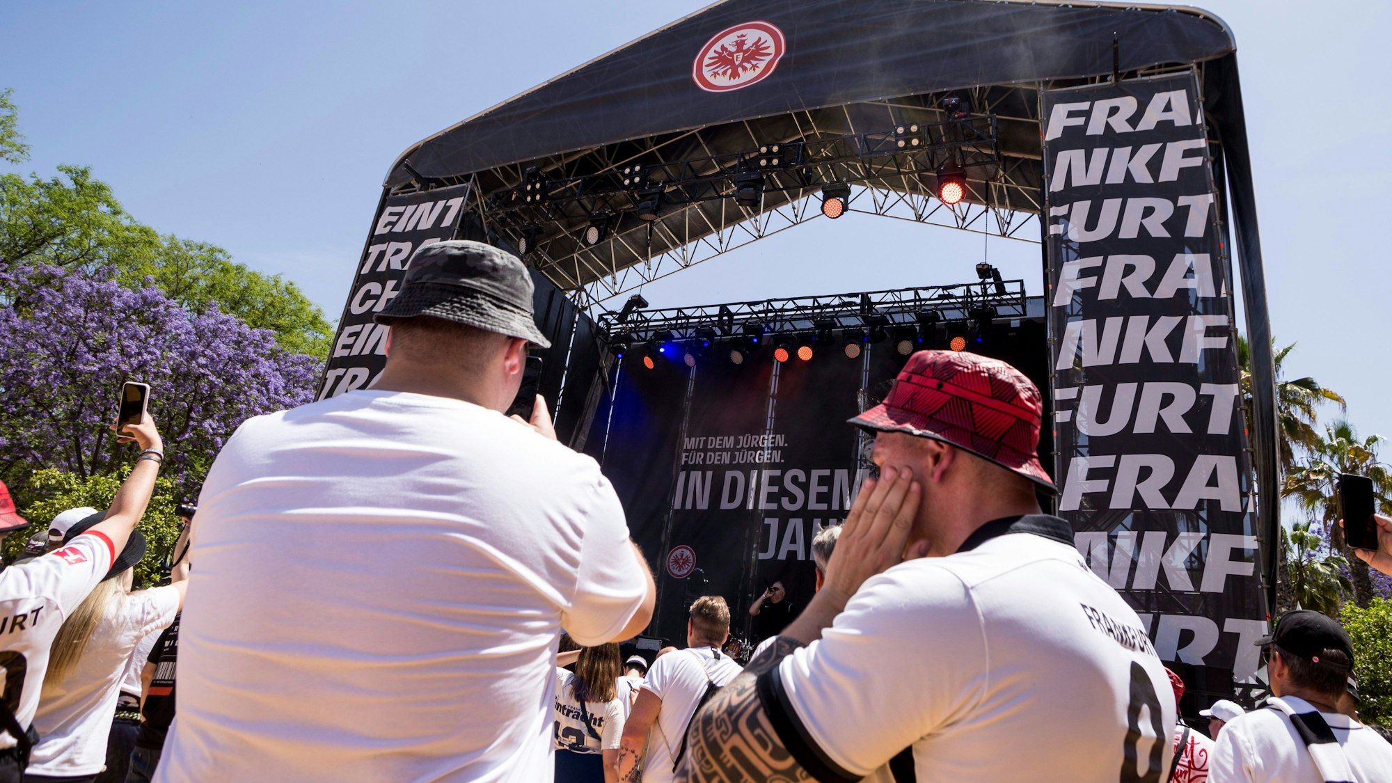 Fans von Eintracht Frankfurt in der Fan-Zone des Vereins in Sevilla. In der Stadt hatte es in der Nacht zuvor erste Ausschreitungen gegeben.