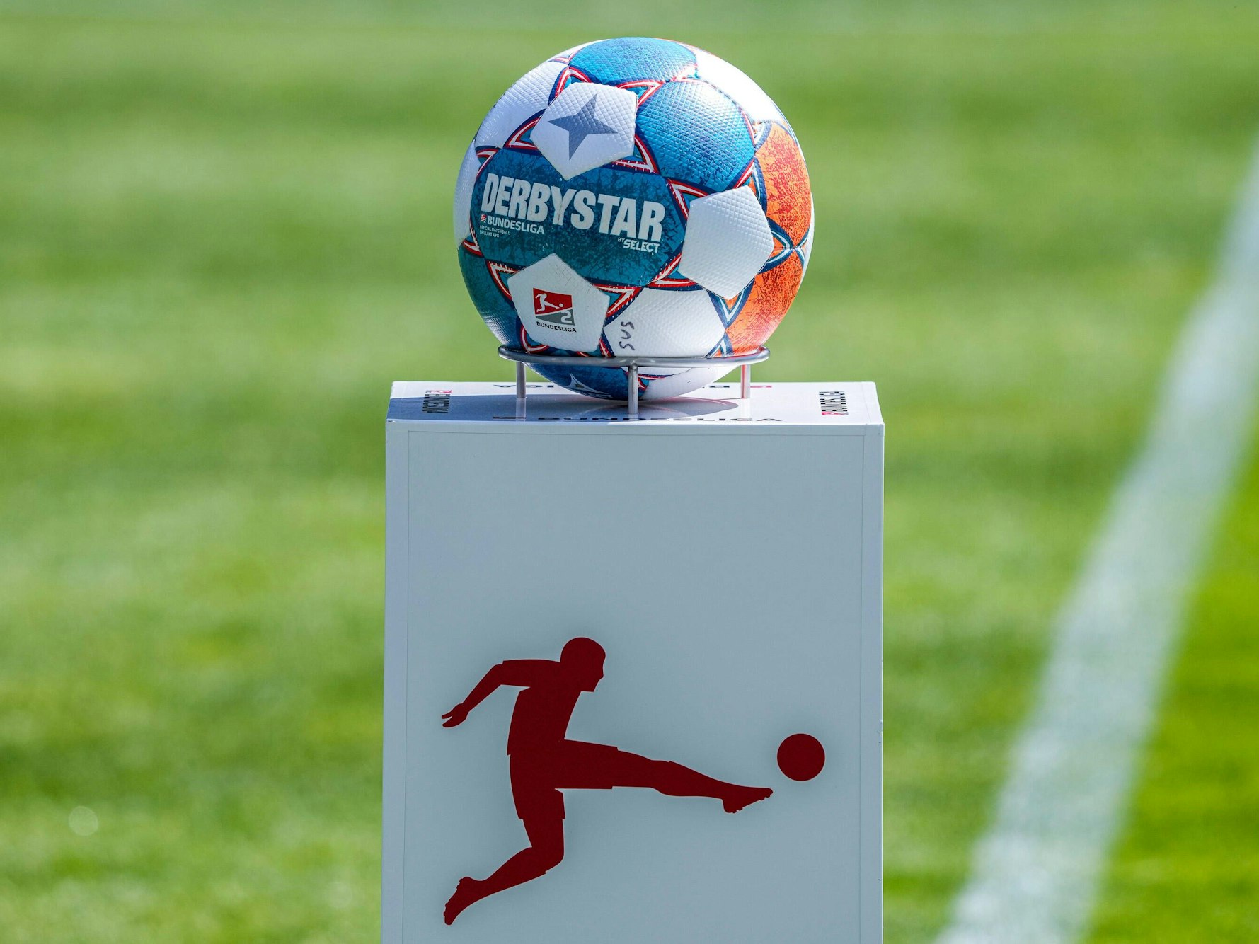 Der Bundesliga Ball von Derbystar liegt auf einer Ballstehle.