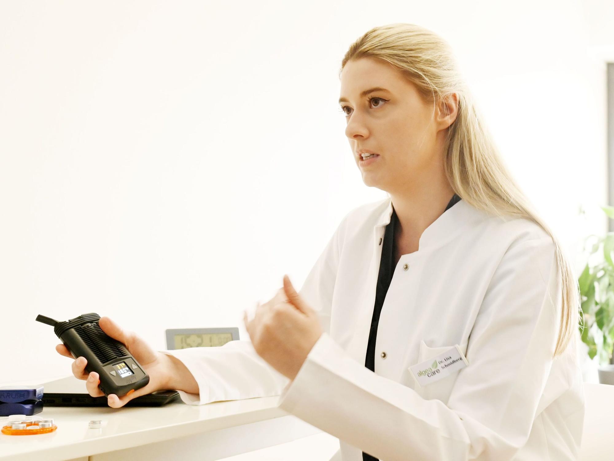 Dr. Lisa Schmidberg hält den Verdampfer in ihrer Hand und erklärt, wie er funktioniert.