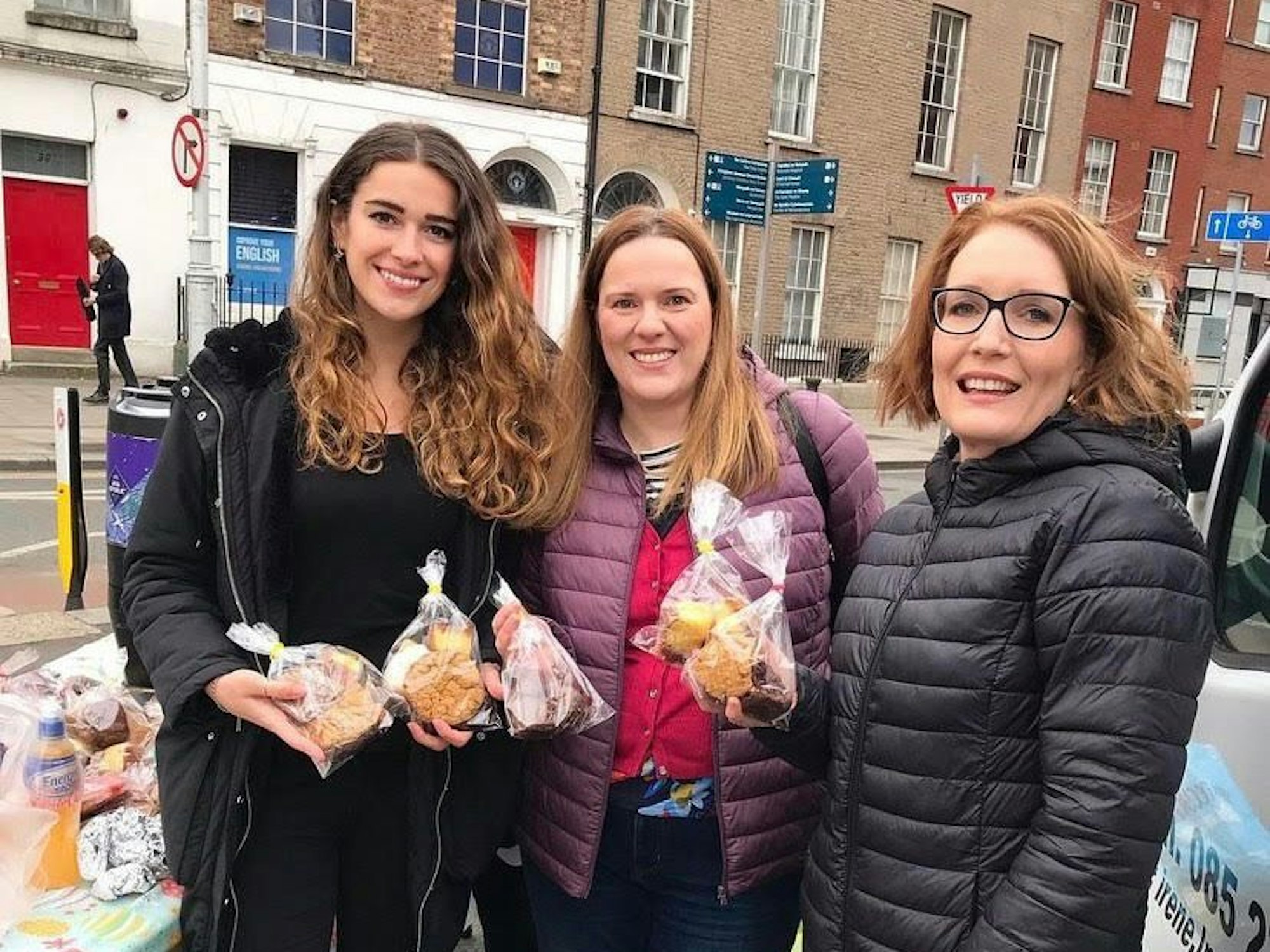 Franciska Acs mit zwei weiteren Freunden bei einer Spenden-Aktion auf der Straße.