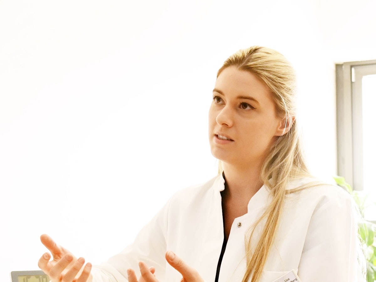 Dr. Lisa Schmidberg in Arztkittel in ihrer Praxis in Köln.