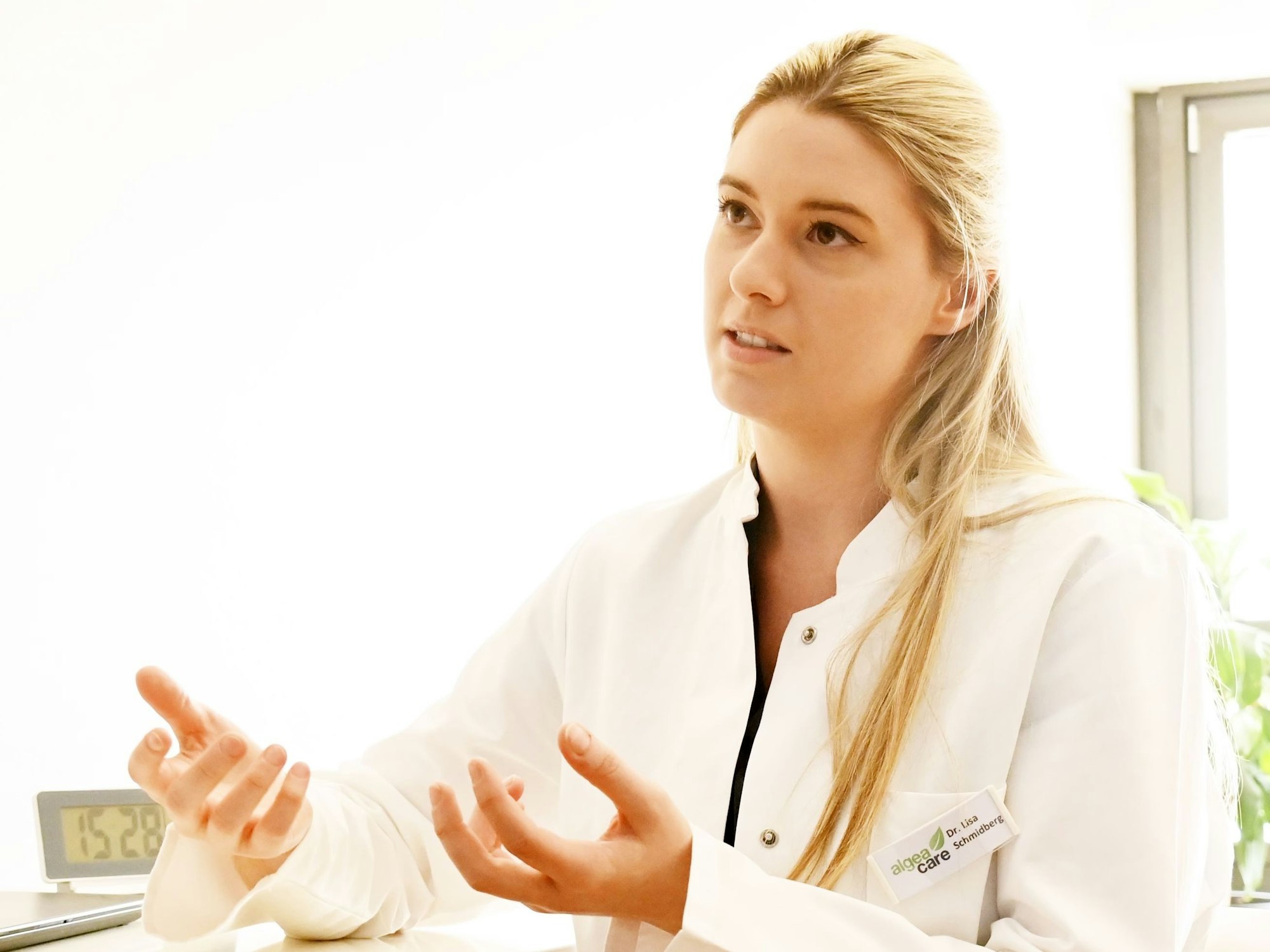 Dr. Lisa Schmidberg in Arztkittel in ihrer Praxis in Köln.