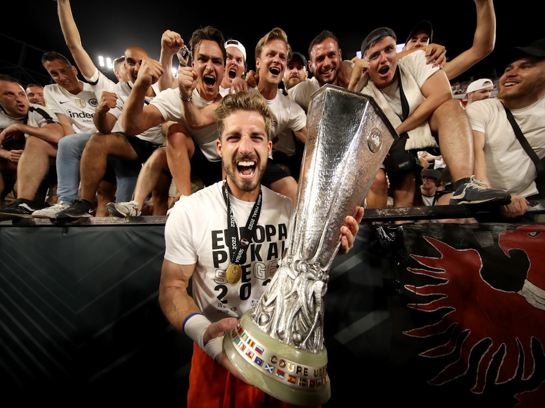Kevin Trapp feiert den Gewinn der Europa-League-Trophäe mit zahlreichen Frankfurter Fans.