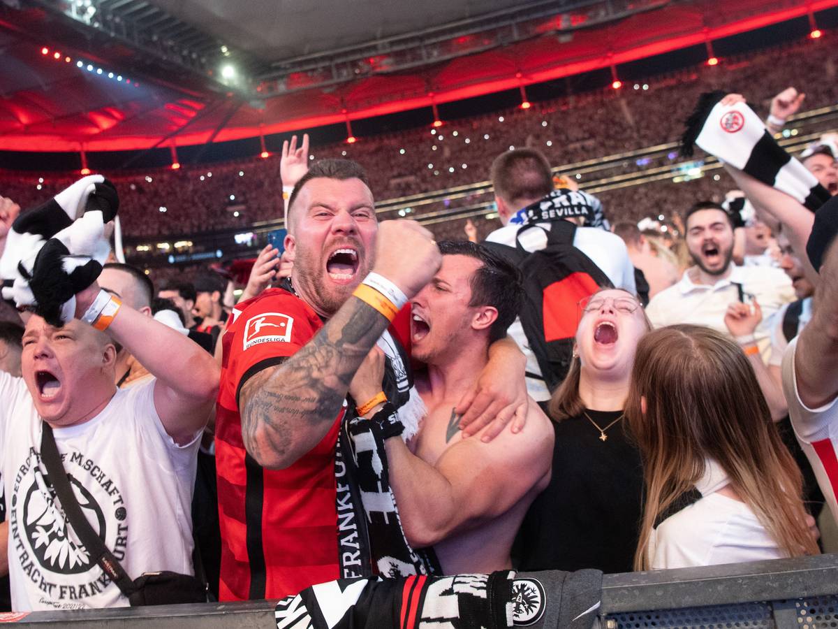 Eintrachtfans jubeln nach dem Sieg ihrer Mannschaft.