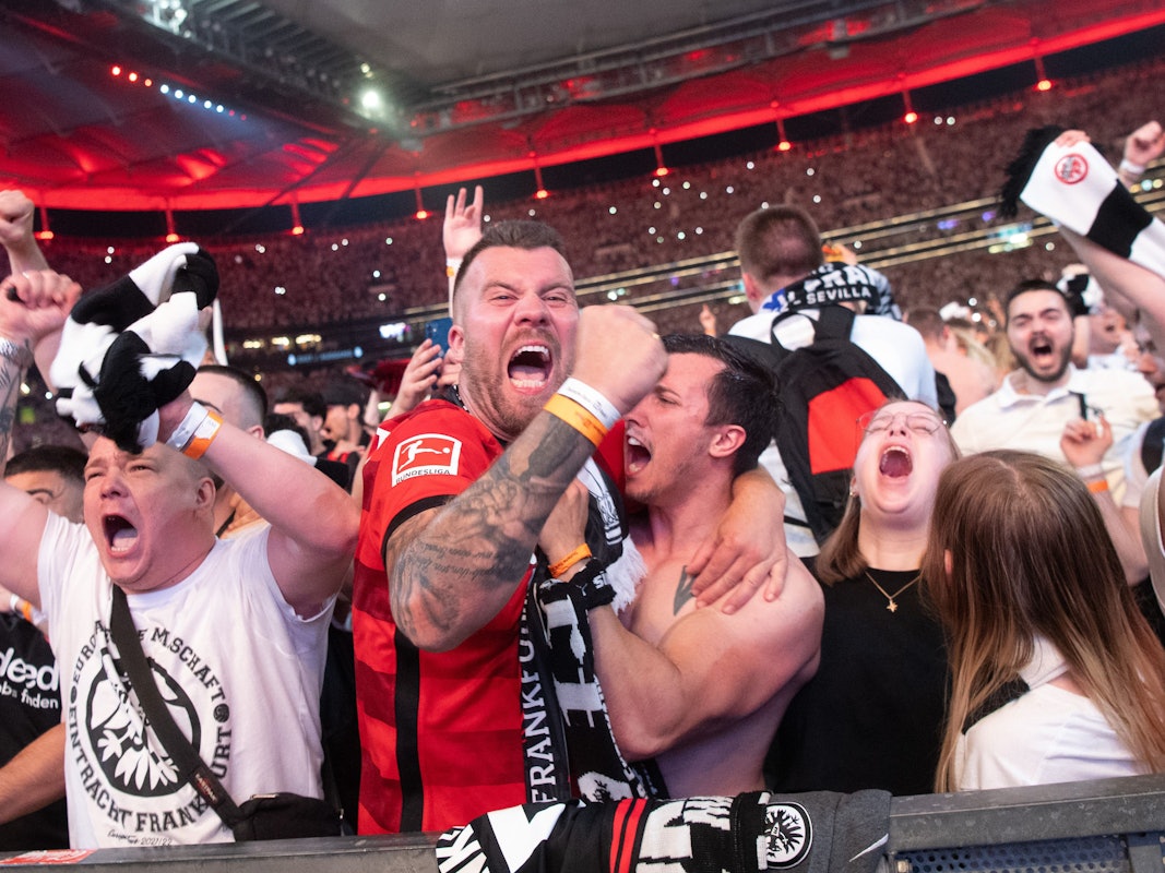 Eintrachtfans jubeln nach dem Sieg ihrer Mannschaft.
