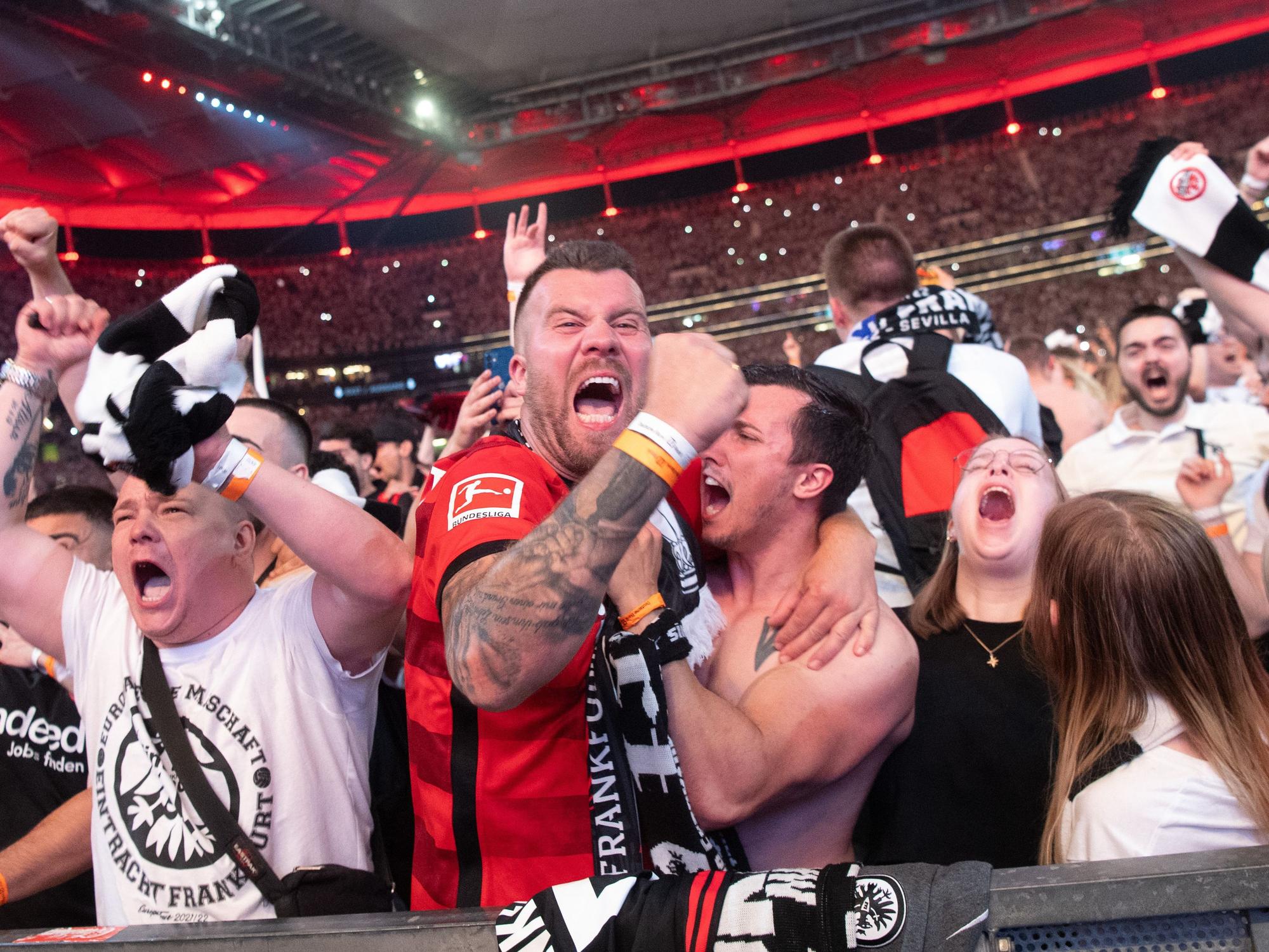 Eintrachtfans jubeln nach dem Sieg ihrer Mannschaft.