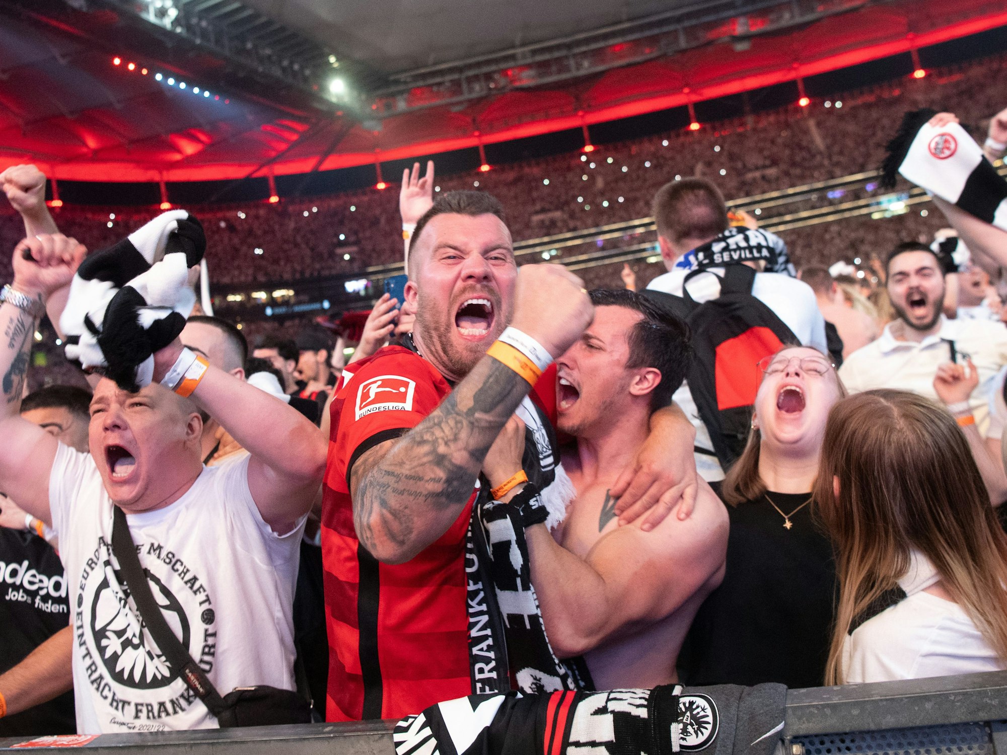 Eintrachtfans jubeln nach dem Sieg ihrer Mannschaft.
