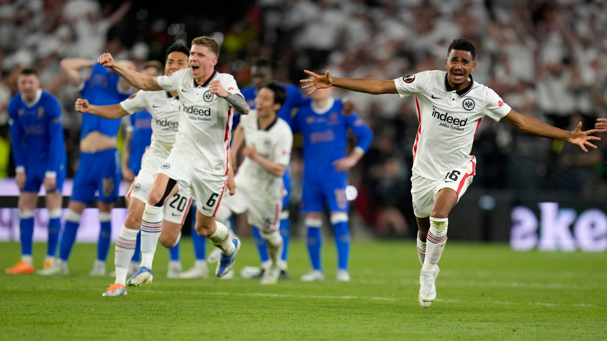 Eintracht Frankfurt jubelt über den Sieg im Finale der Europa League gegen die Glasgow Rangers.