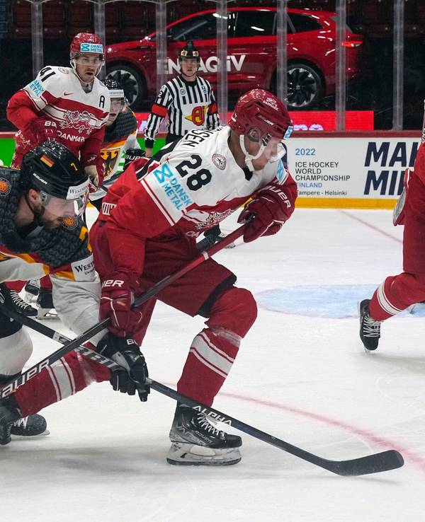 Maximilian Kastner im Duell mit Emil Kristensen im WM-Spiel zwischen Deutschland und Dänemark