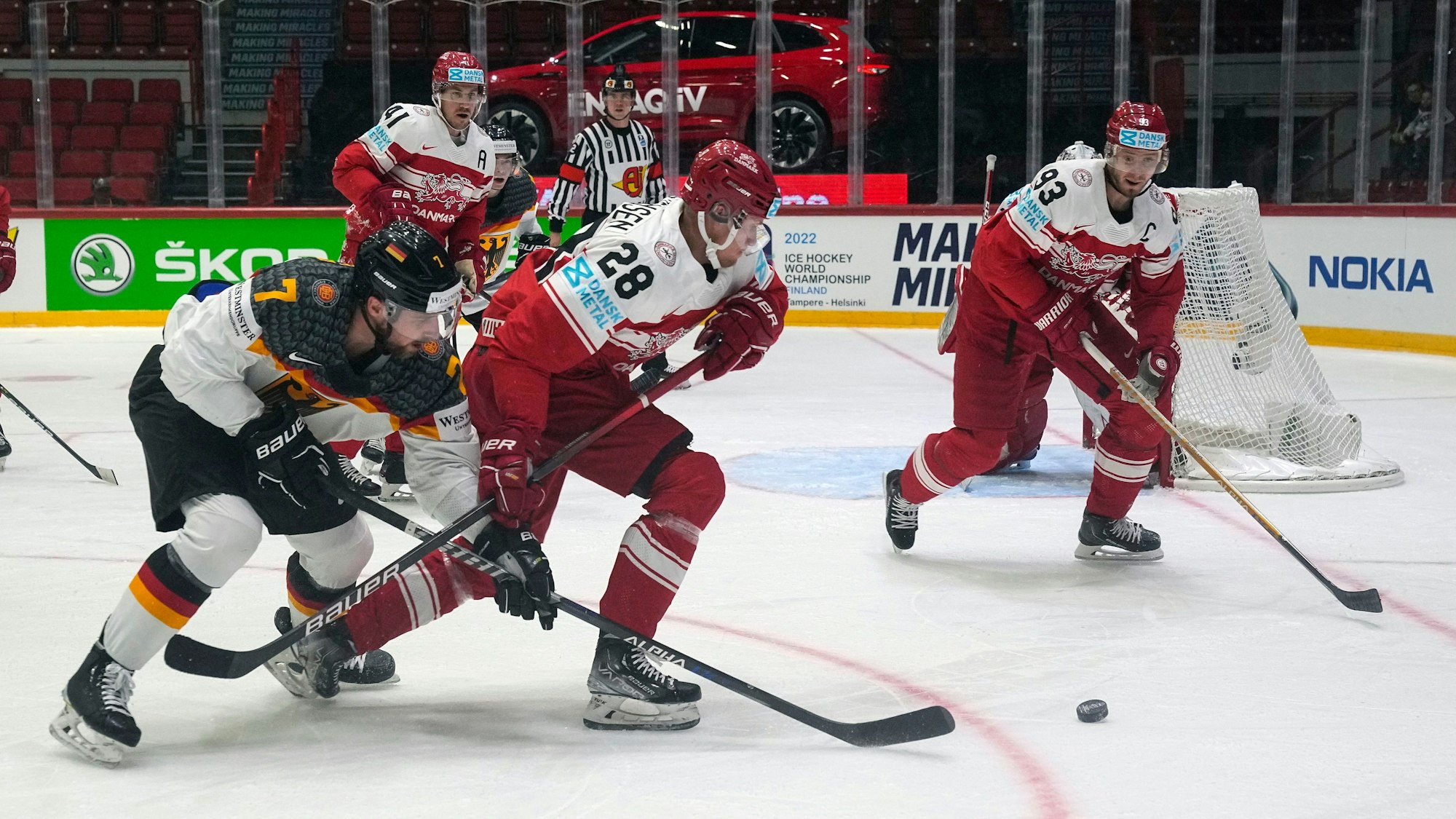 Maximilian Kastner im Duell mit Emil Kristensen im WM-Spiel zwischen Deutschland und Dänemark