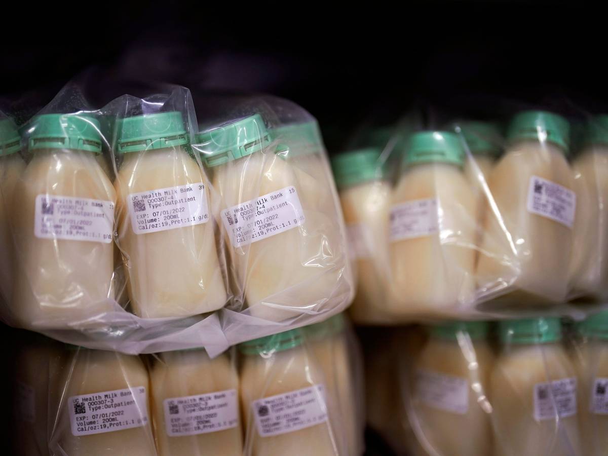 Pasteurisierte gespendete Muttermilch befindet sich in einem Kühlschrank der University of California Health Milk Bank. Der Mangel an Säuglingsnahrung in den USA hat zu einem starken Anstieg des Interesses bei Müttern geführt, die Muttermilch spenden möchten, um die Versorgungslücke zu schließen, sowie bei denjenigen, die ihre Babys ernähren möchten.dpa