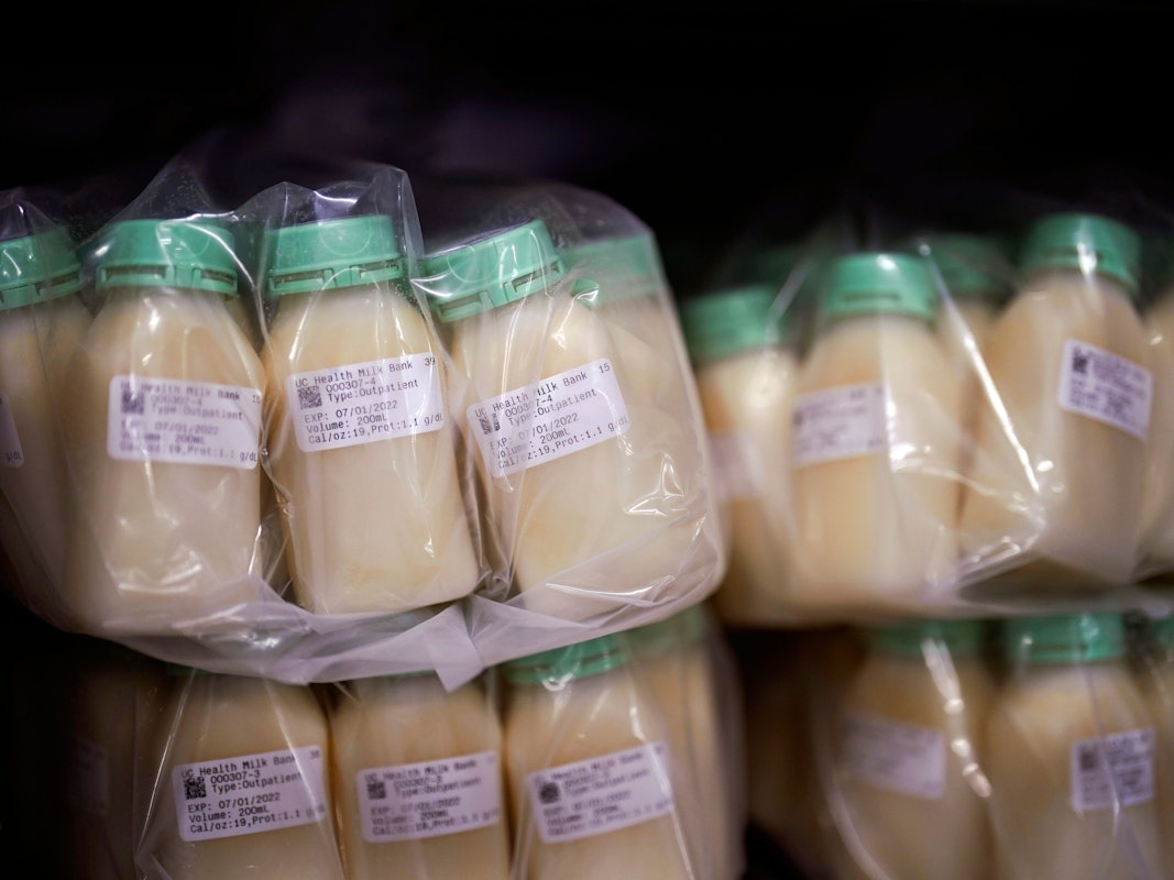 Pasteurisierte gespendete Muttermilch befindet sich in einem Kühlschrank der University of California Health Milk Bank. Der Mangel an Säuglingsnahrung in den USA hat zu einem starken Anstieg des Interesses bei Müttern geführt, die Muttermilch spenden möchten, um die Versorgungslücke zu schließen, sowie bei denjenigen, die ihre Babys ernähren möchten.dpa