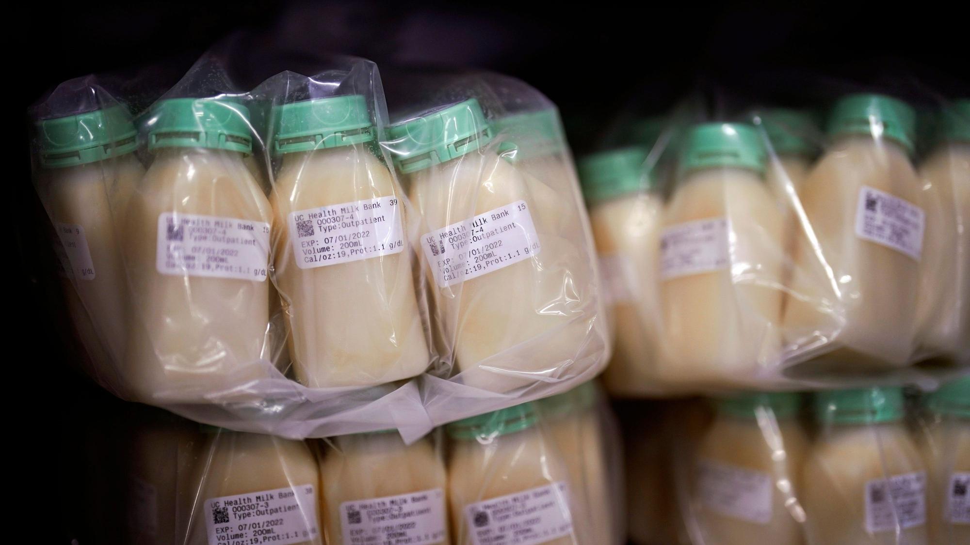 Pasteurisierte gespendete Muttermilch befindet sich in einem Kühlschrank der University of California Health Milk Bank. Der Mangel an Säuglingsnahrung in den USA hat zu einem starken Anstieg des Interesses bei Müttern geführt, die Muttermilch spenden möchten, um die Versorgungslücke zu schließen, sowie bei denjenigen, die ihre Babys ernähren möchten.dpa