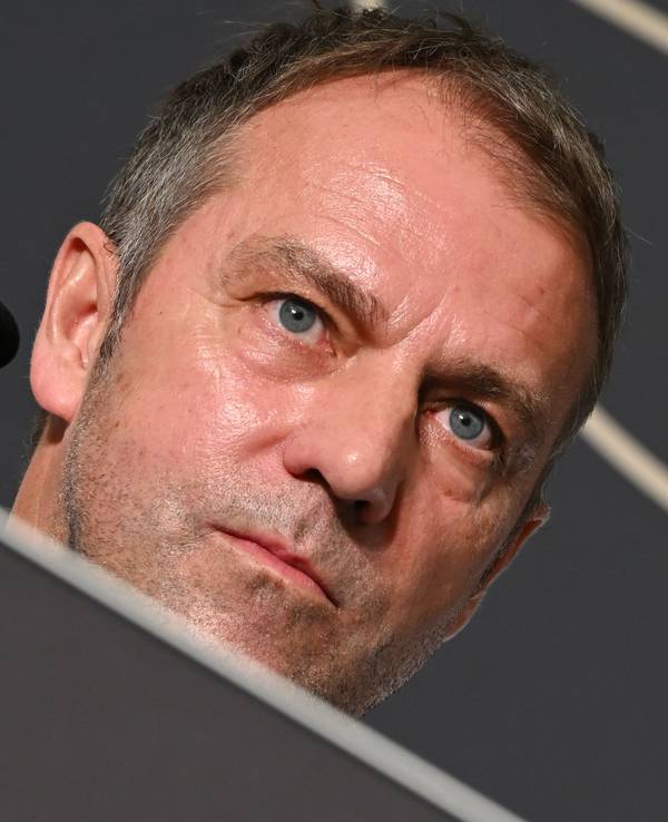 Bundestrainer Hansi Flick spricht während der DFB-Pressekonferenz im Mannschaftshotel.