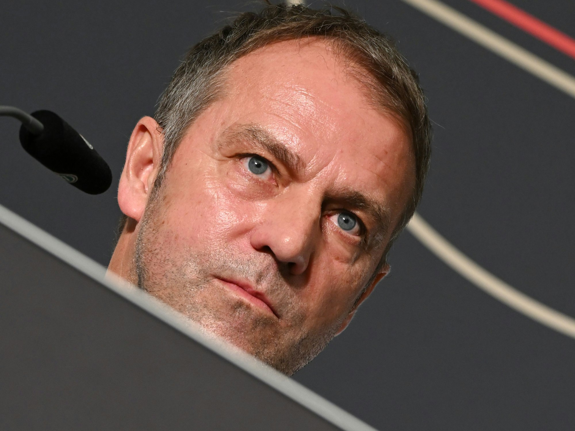 Bundestrainer Hansi Flick spricht während der DFB-Pressekonferenz im Mannschaftshotel.