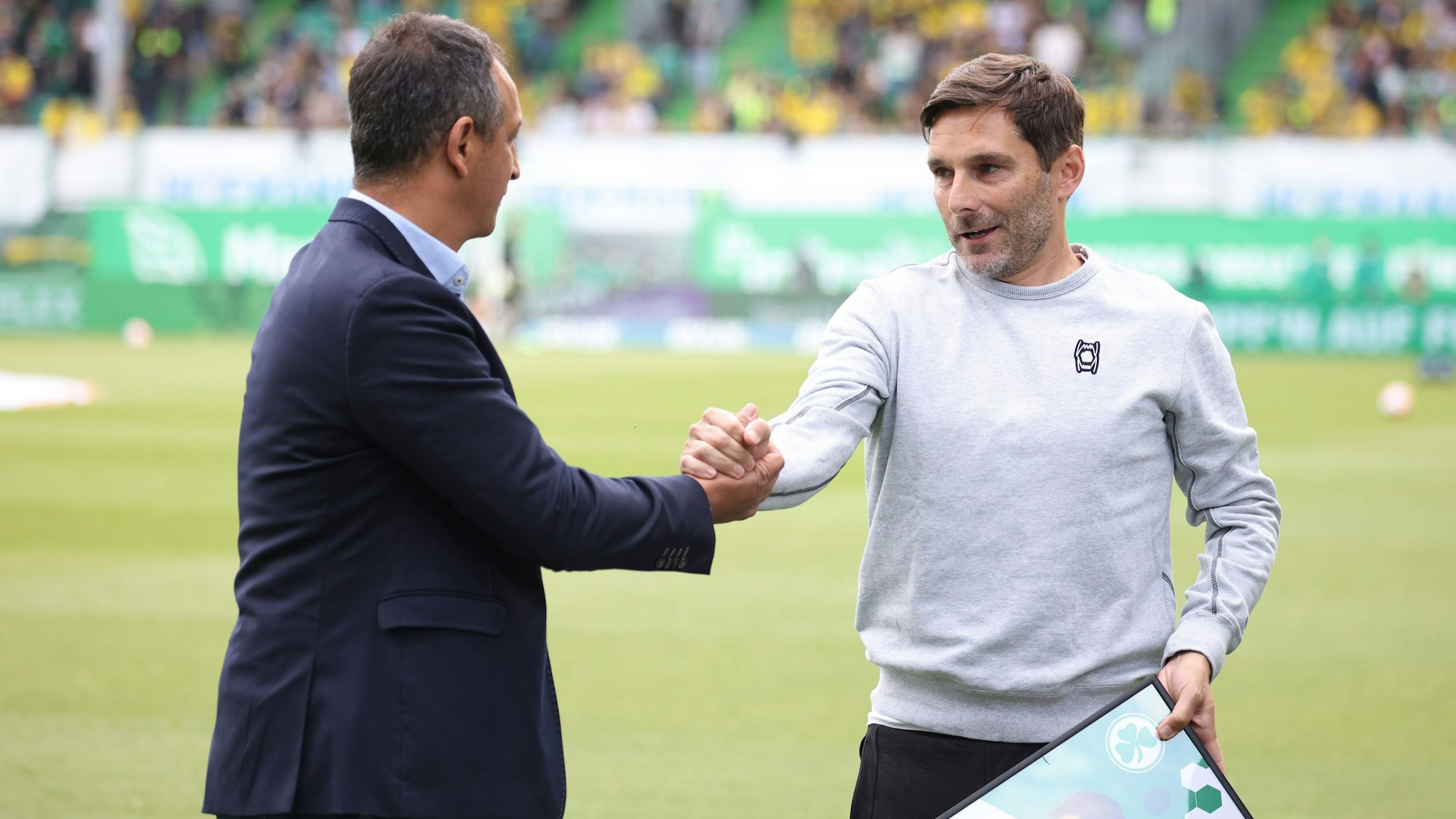 Greuther Fürths Geschäftsführer Rachid Azzouzi (l.) und Trainer Stefan Leitl beim Abschied vor dem letzten gemeinsamen Bundesliga-Spieltag