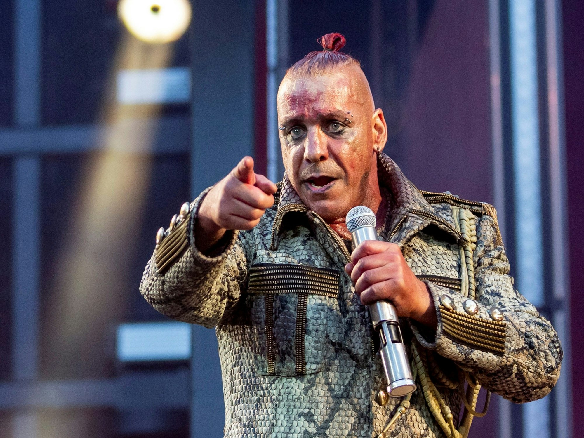 Rammstein-Frontsänger Till Lindemann (hier 2019 bei einem Konzert in Berlin) hat sich auf Instagram zu der Sache zu Wort gemeldet.