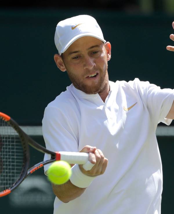 Dudi Sela schlägt im Tennis-Match gegen Rafael Nadal den Ball