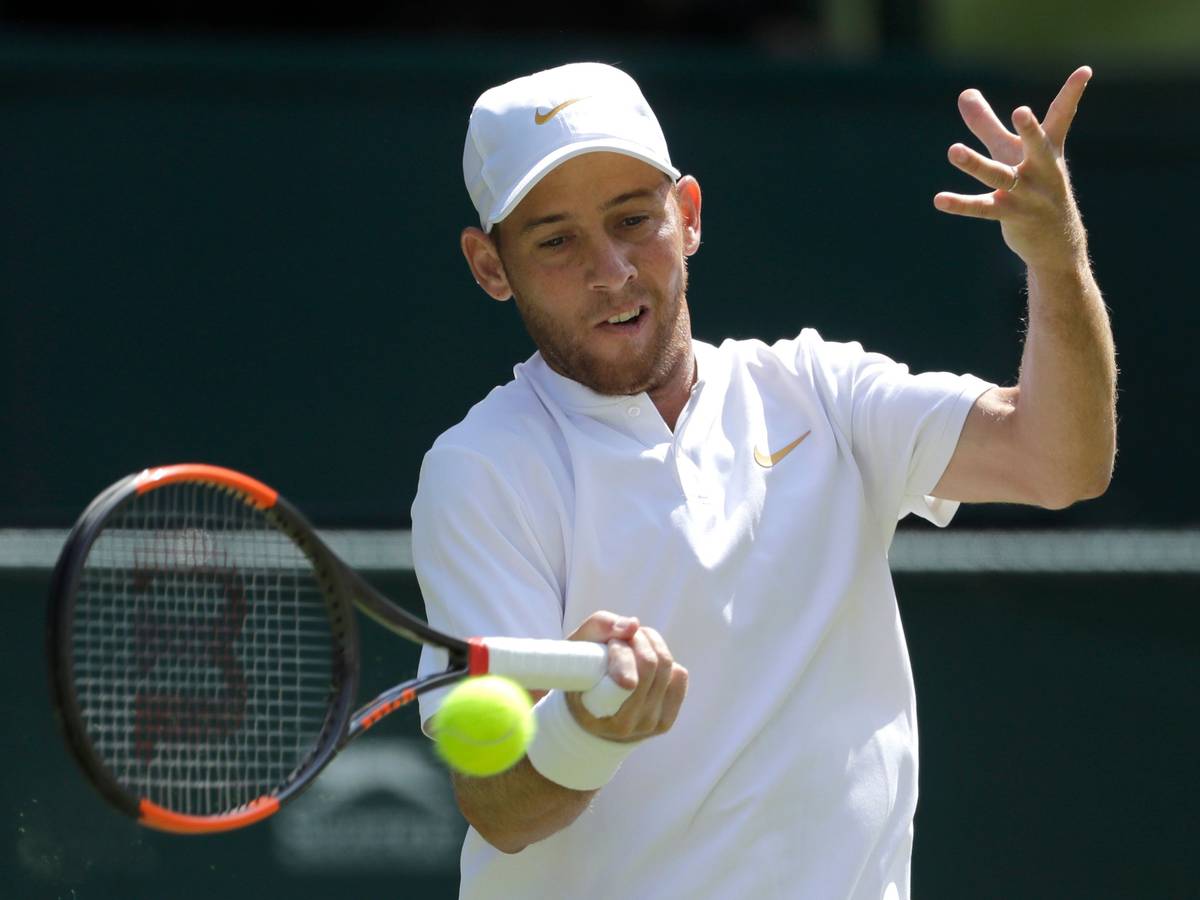 Dudi Sela schlägt im Tennis-Match gegen Rafael Nadal den Ball